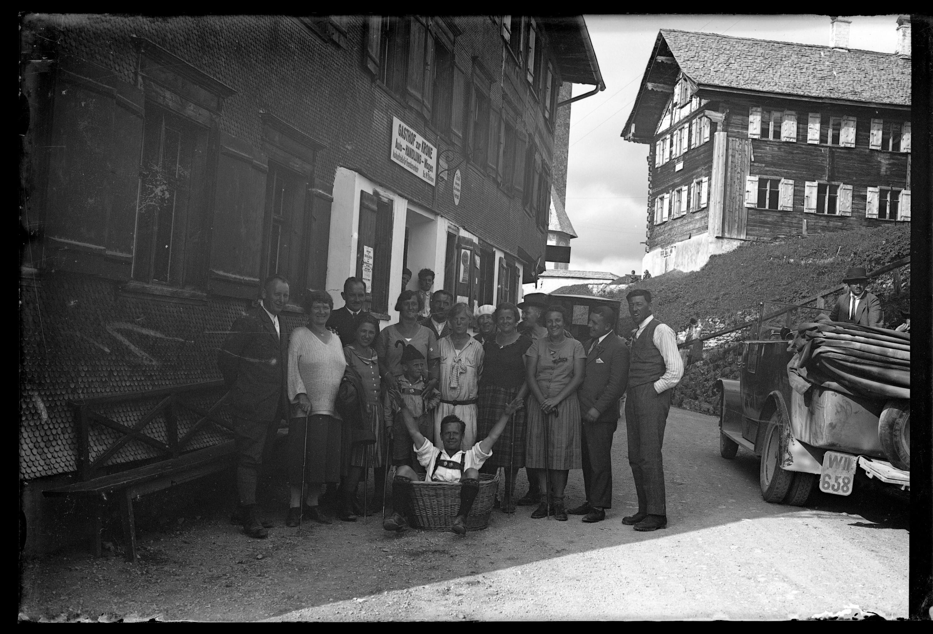 [Gruppenfoto mit Wilhelm Purtscher vor dem Gasthof Krone in Lech]></div>


    <hr>
    <div class=