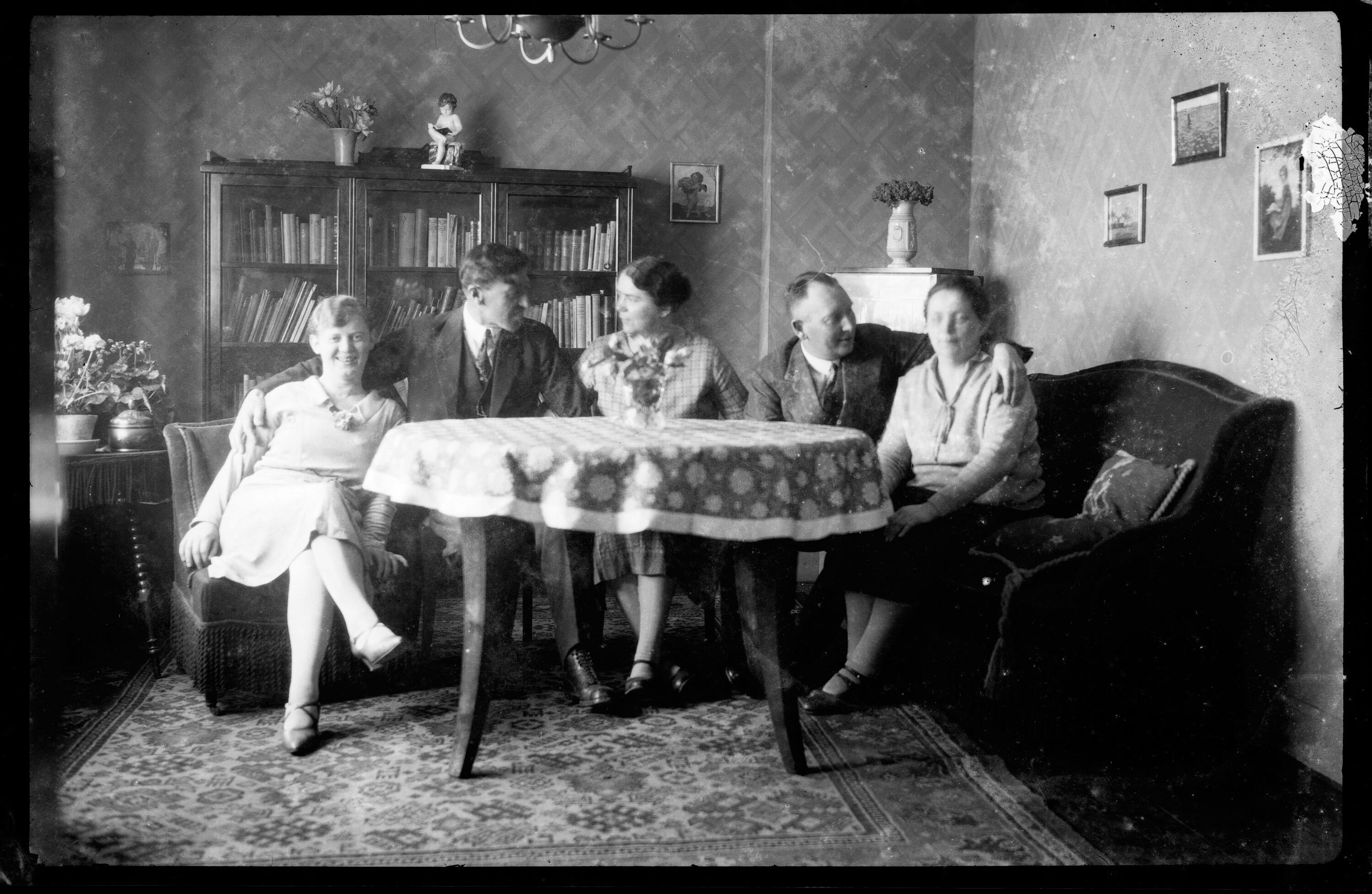 [Gruppenfoto mit Wilhelm Purtscher in einem Wohnzimmer]></div>


    <hr>
    <div class=