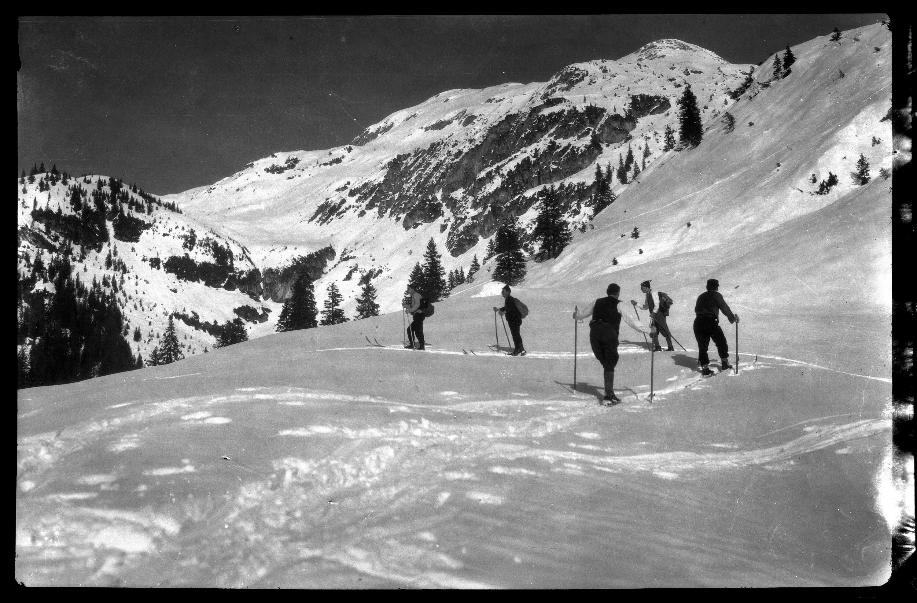 [Wilhelm Purtscher sowie vier weitere Personen auf einer Skitour [2]]></div>


    <hr>
    <div class=
