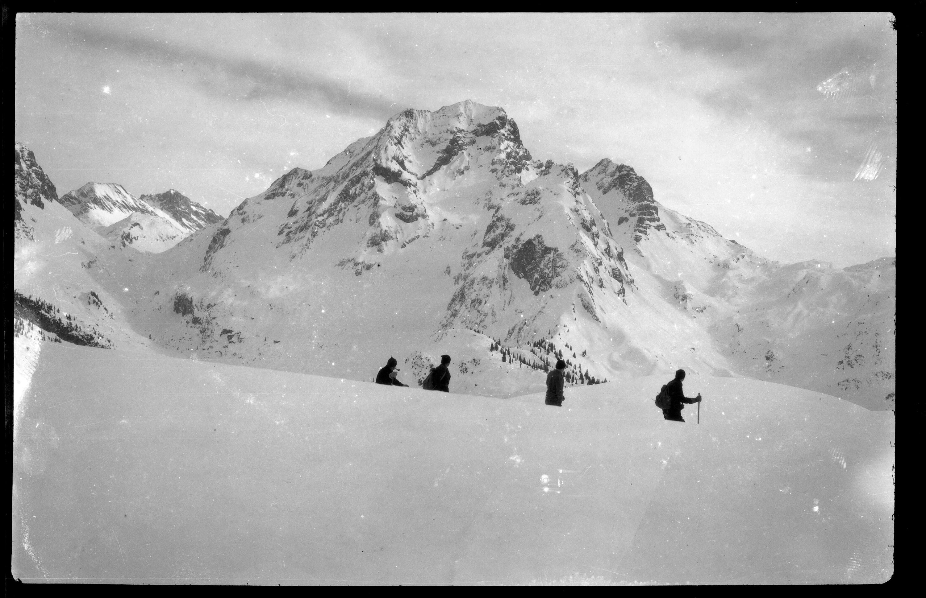 [Wilhelm Purtscher sowie vier weitere Personen auf einer Skitour [4]]></div>


    <hr>
    <div class=