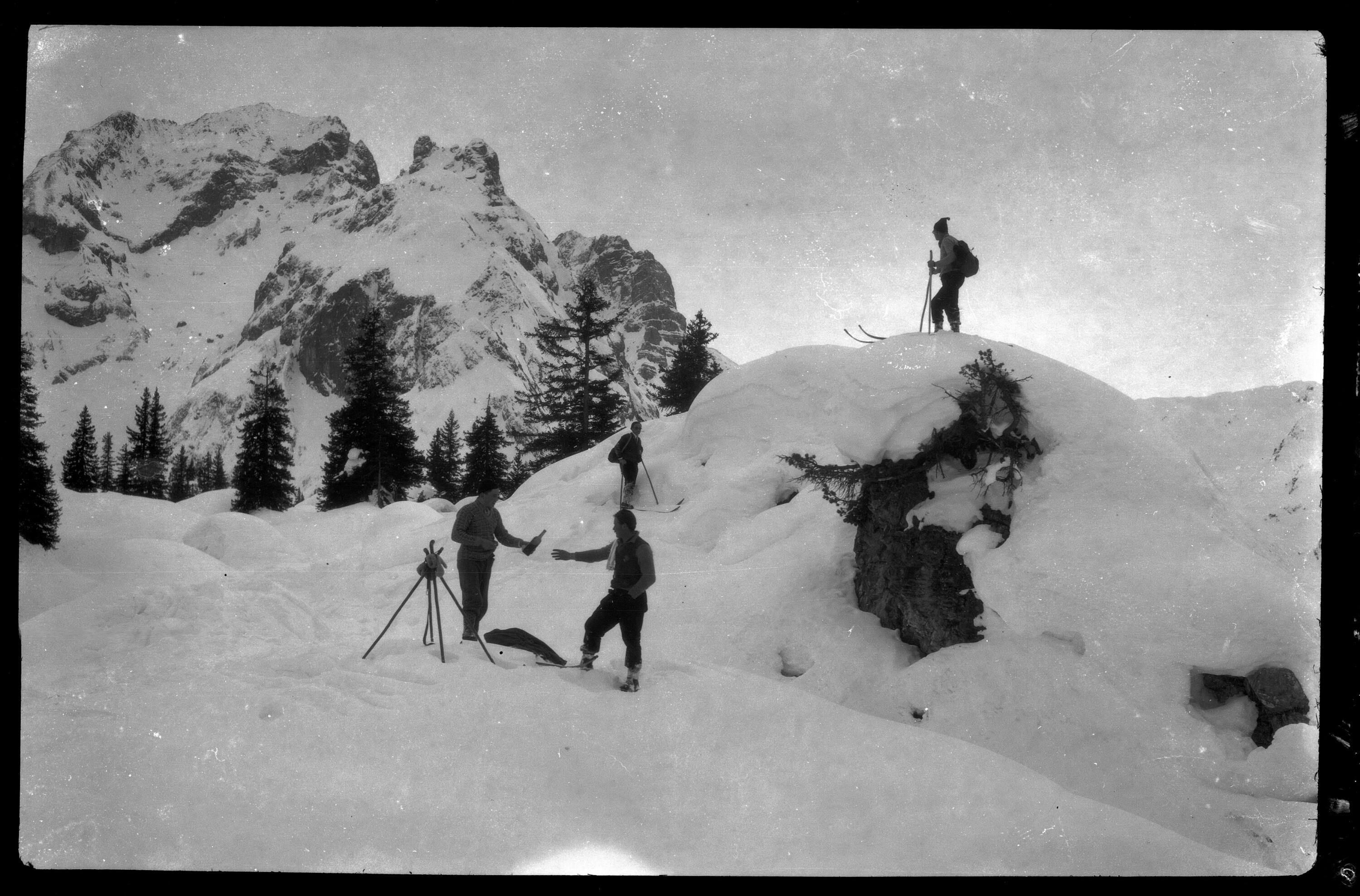 [Wilhelm Purtscher sowie vier weitere Personen auf einer Skitour [5]]></div>


    <hr>
    <div class=