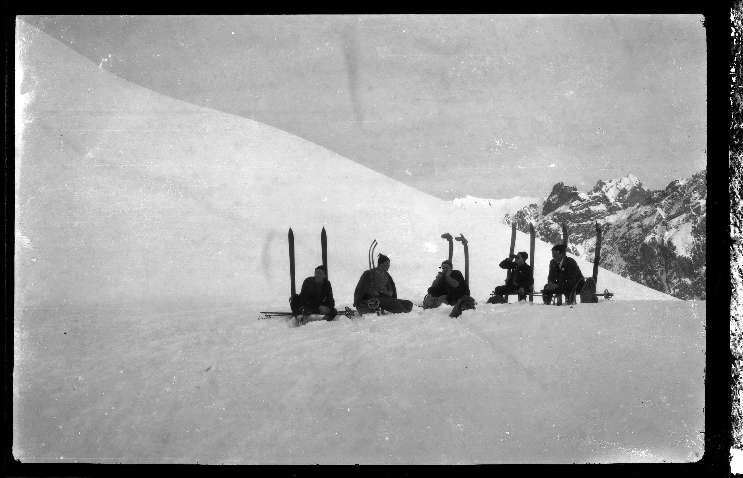 [Wilhelm Purtscher sowie vier weitere Personen auf einer Skitour [6]]></div>


    <hr>
    <div class=