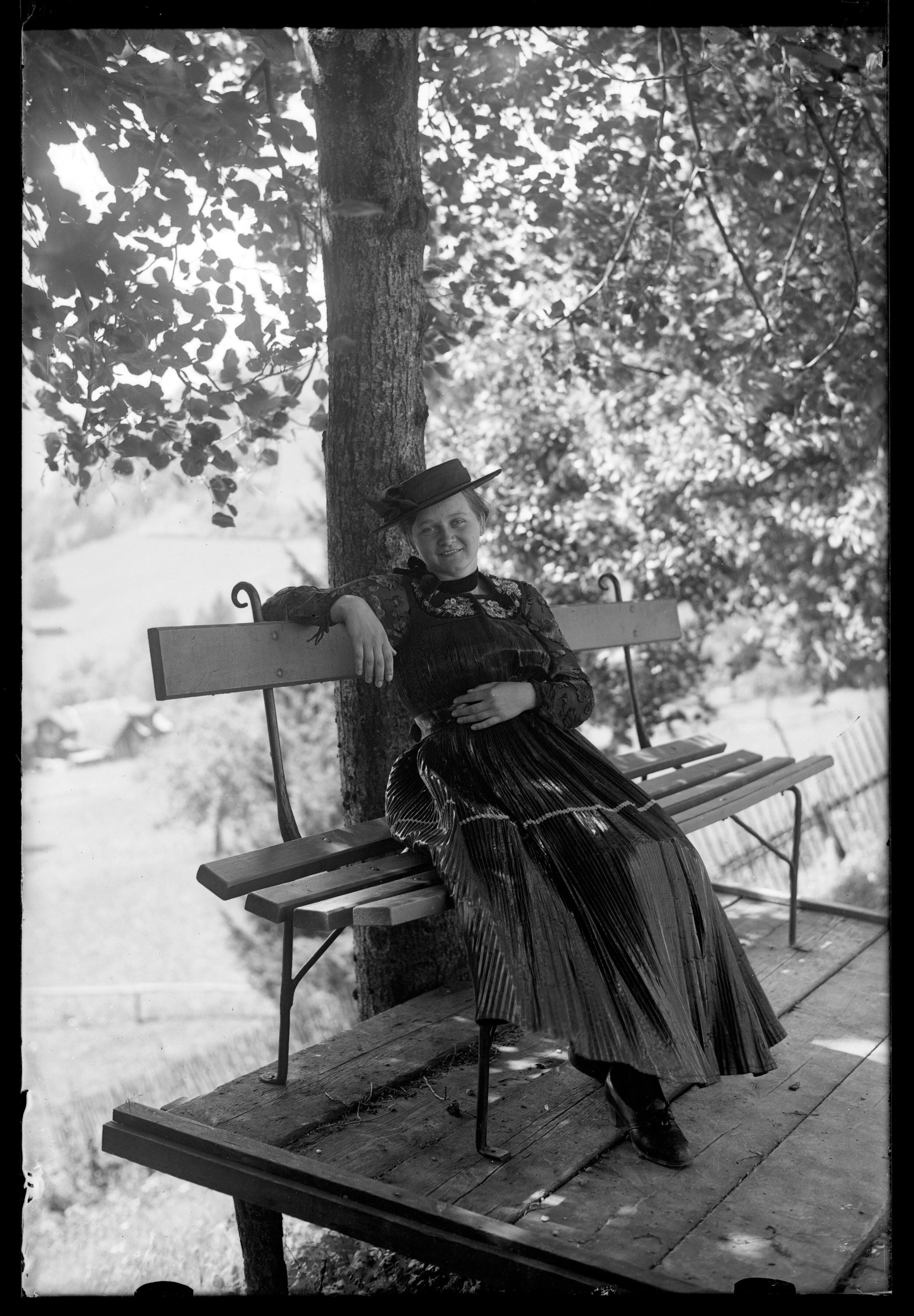 [Portraitfoto einer Frau in Bregenzer Wäldertracht unmittelbar vor dem Bahnhofsgebäude in Dalaas]></div>


    <hr>
    <div class=