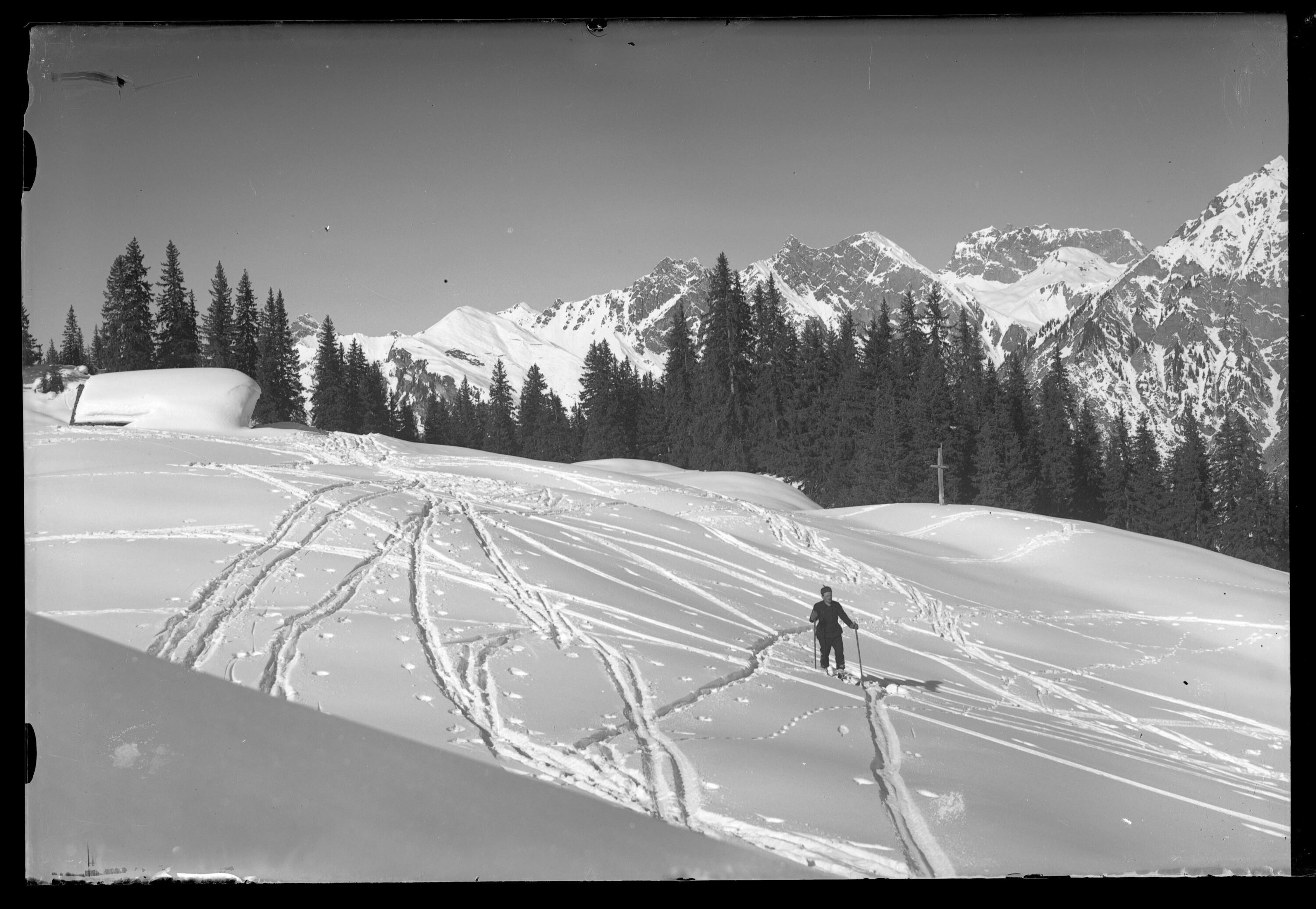 [Aufnahme eines Skitourengehers oberhalb von Wald am Arlberg (südliche Talseite)]></div>


    <hr>
    <div class=