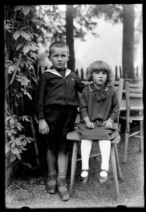 Aufnahme von zwei Kindern im Garten des Bahnhof Dalaas / Josef Wilhelm Purtscher von Purtscher, Josef Wilhelm