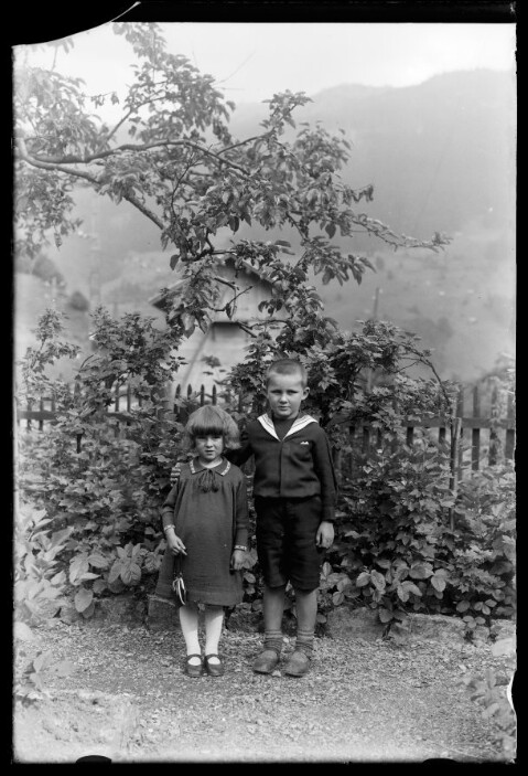 Aufnahme von zwei Kindern im Garten des Bahnhof Dalaas 2 / Josef Wilhelm Purtscher von Purtscher, Josef Wilhelm