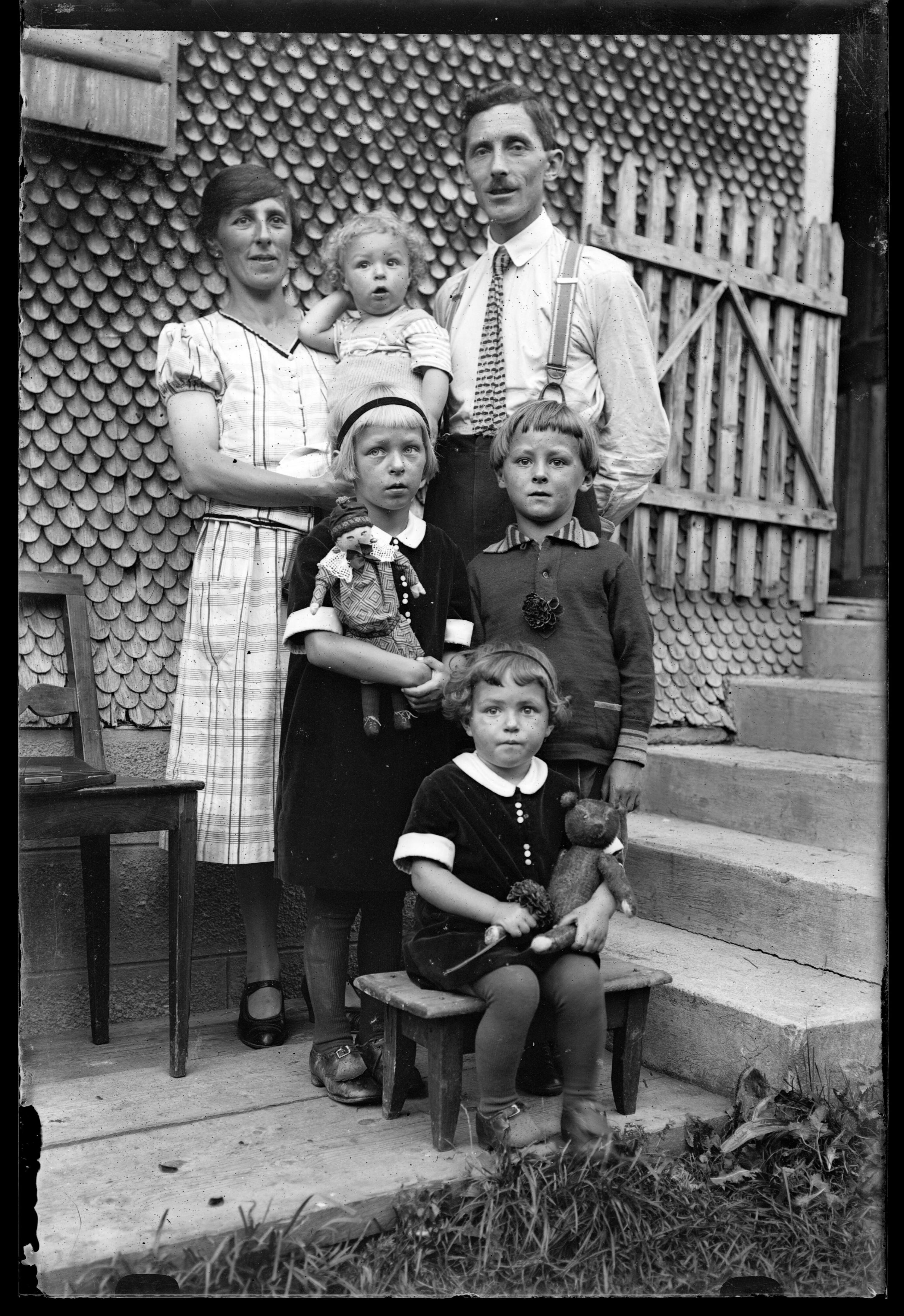 [Familienfoto vor einem Haus]></div>


    <hr>
    <div class=