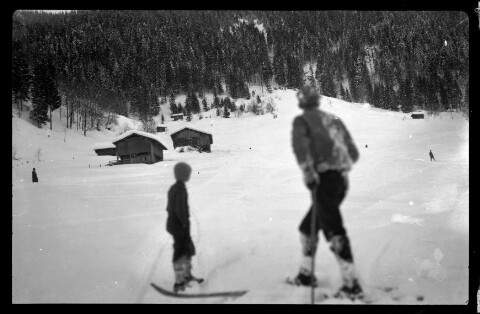 Aufnahme von einem Skispringen in der Ortsparzelle Poller in Dalaas 4 / Josef Wilhelm Purtscher von Purtscher, Josef Wilhelm
