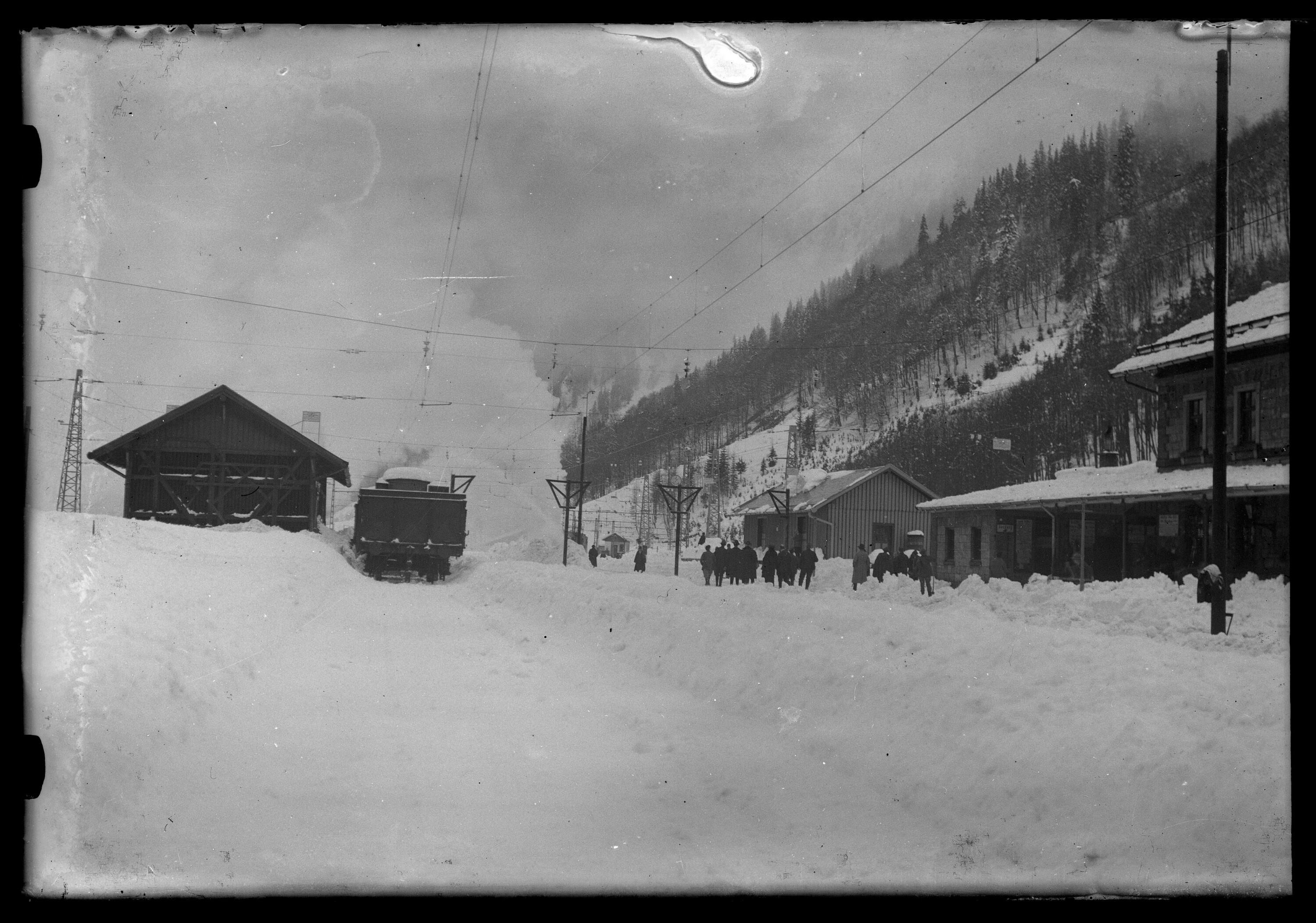 [Winteraufnahme vom Bahnhof Langen am Arlberg]></div>


    <hr>
    <div class=