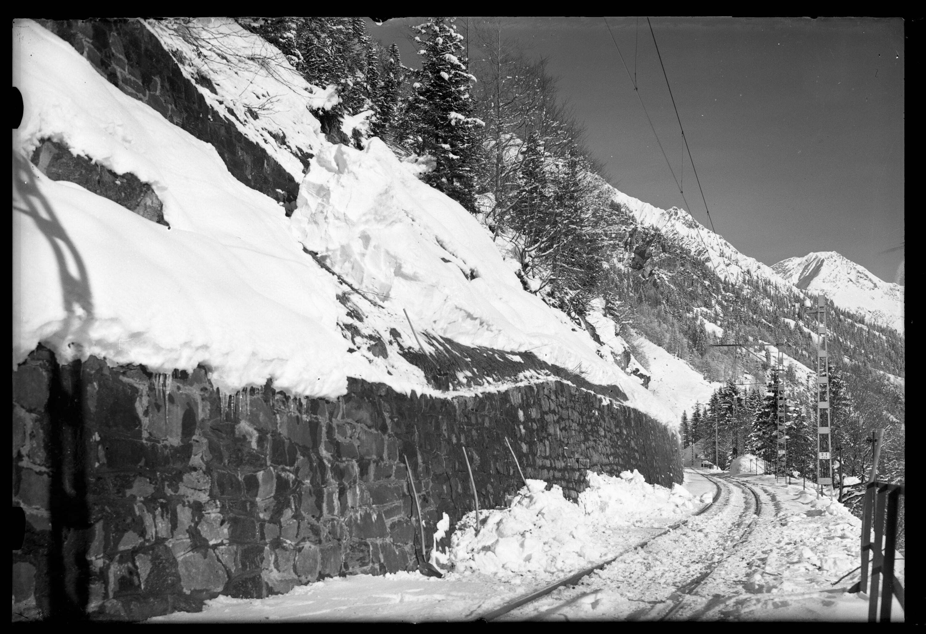 [Winteraufnahme von der Strecke zwischen Wald am Arlberg und Dalaas im km 118,9]></div>


    <hr>
    <div class=