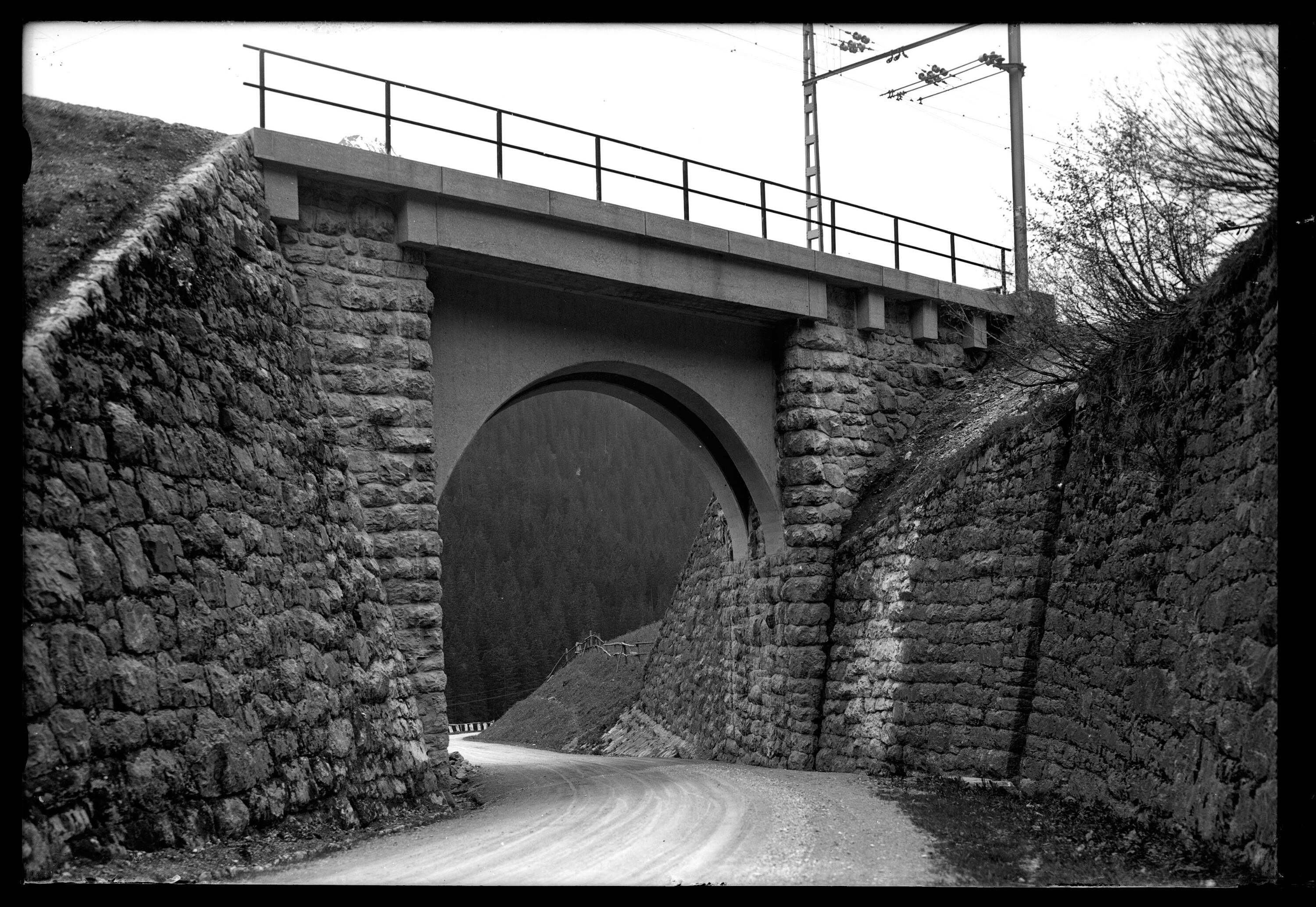[Erneuerung der Eisenbahnbrücke über die Bundesstrasse im Bahnhof Langen am Arlberg [4]]></div>


    <hr>
    <div class=