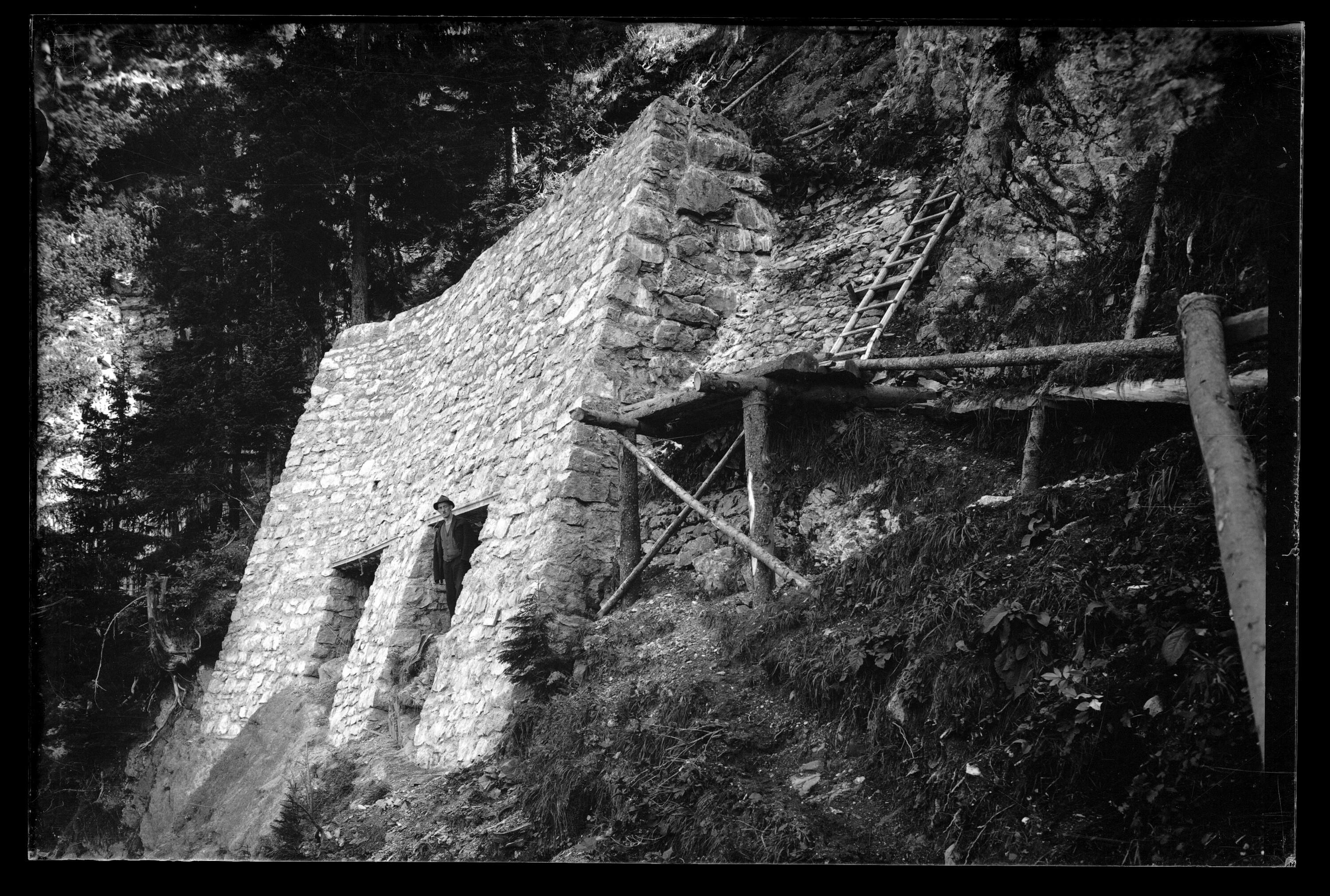 [Herstellung einer Schneerückhaltemauer oberhalb der Ortschaft Langen am Arlberg]></div>


    <hr>
    <div class=