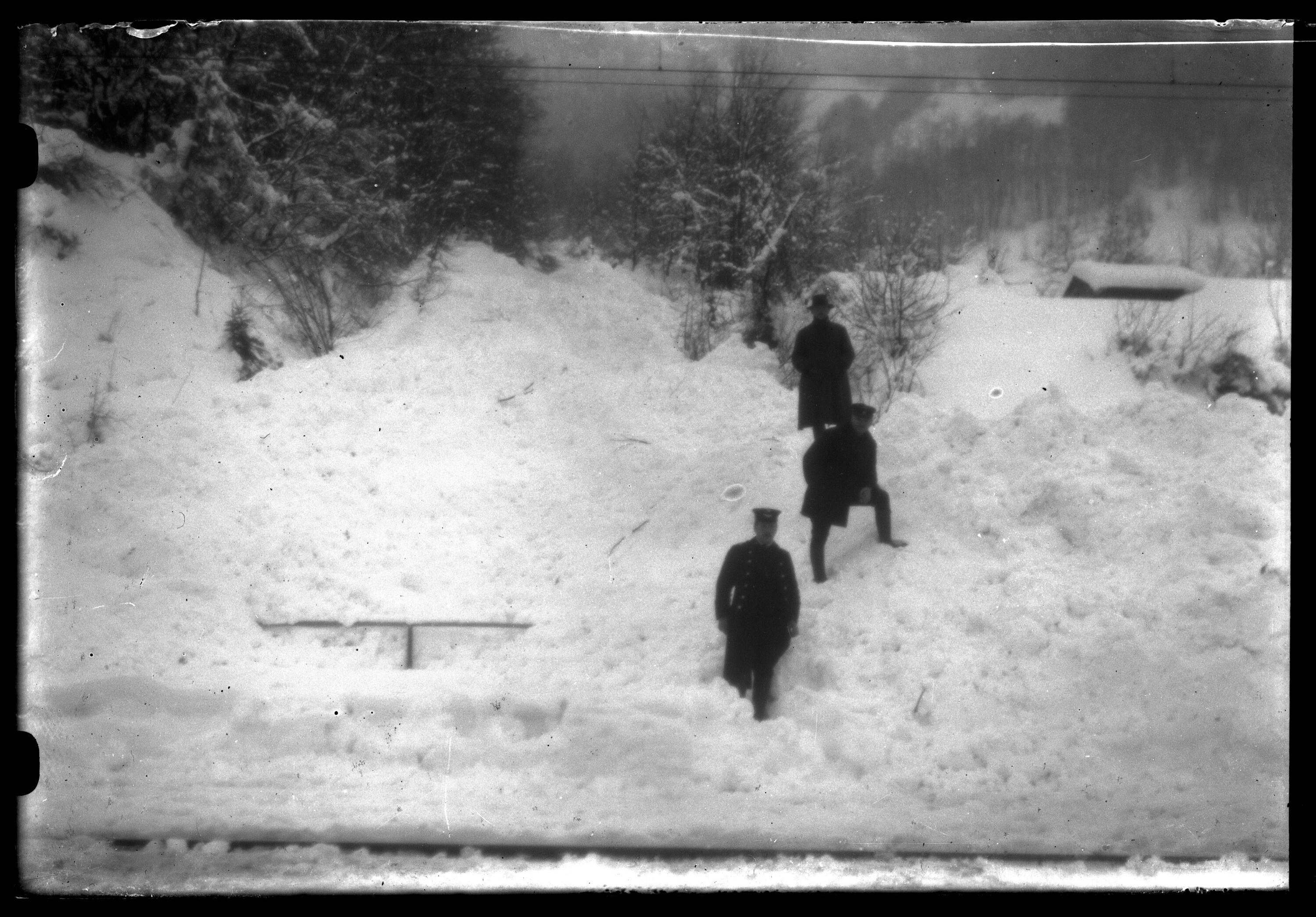 [Abgang der Muttentobellawine im Bahnhof Dalaas]></div>


    <hr>
    <div class=