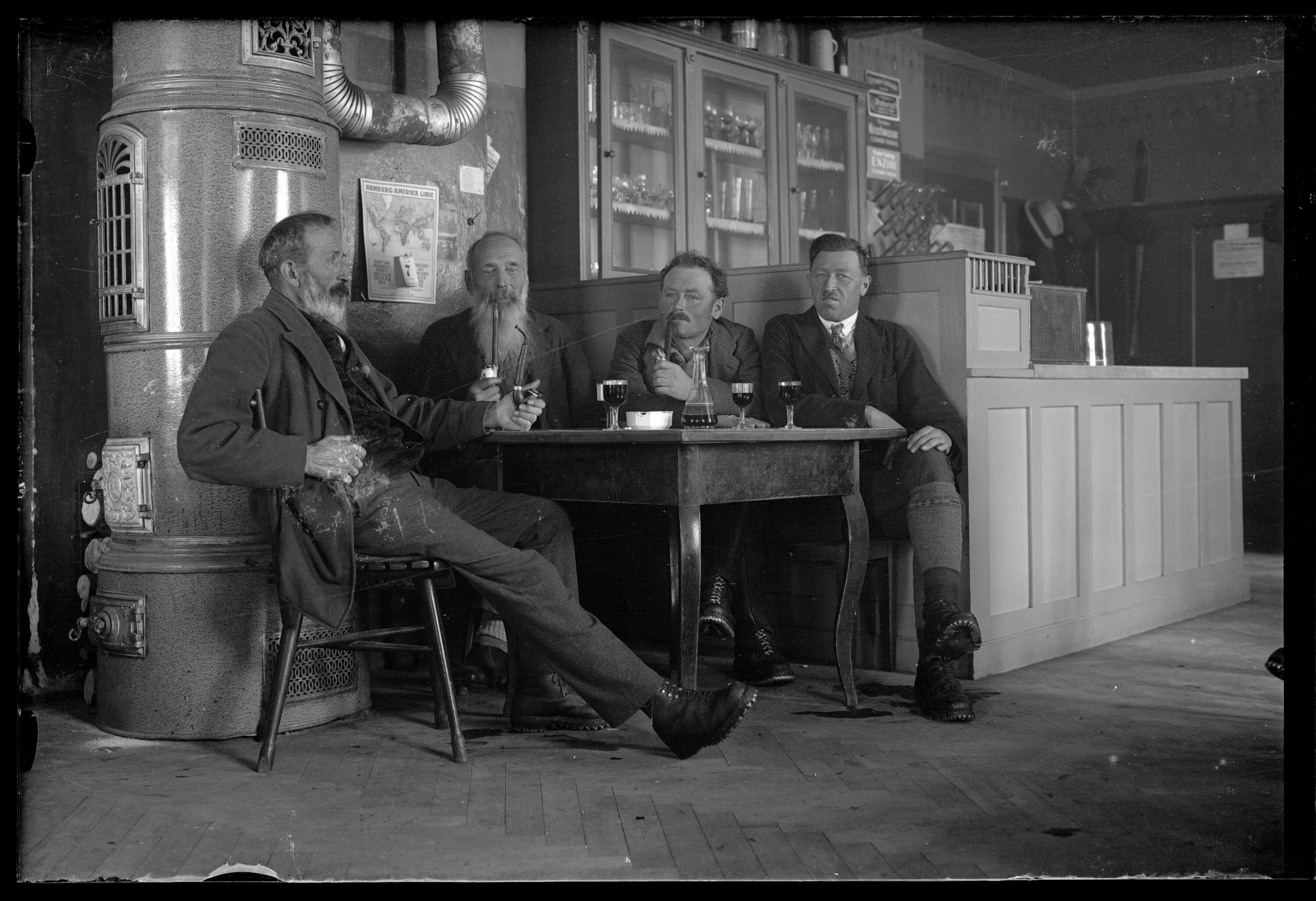 [Gruppenfoto mit Wilhelm Purtscher im Inneren des Gasthof Paradies in Dalaas]></div>


    <hr>
    <div class=