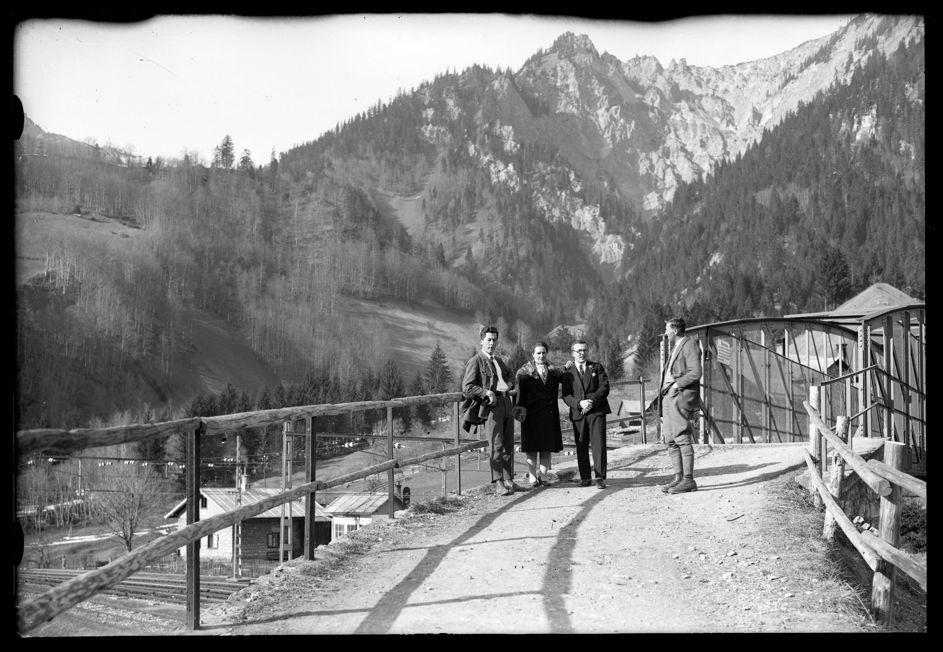 [Gruppenfoto mit Wilhelm Purtscher auf dem Weg zur Fußgängerüberführung im Bahnhof Dalaas]></div>


    <hr>
    <div class=