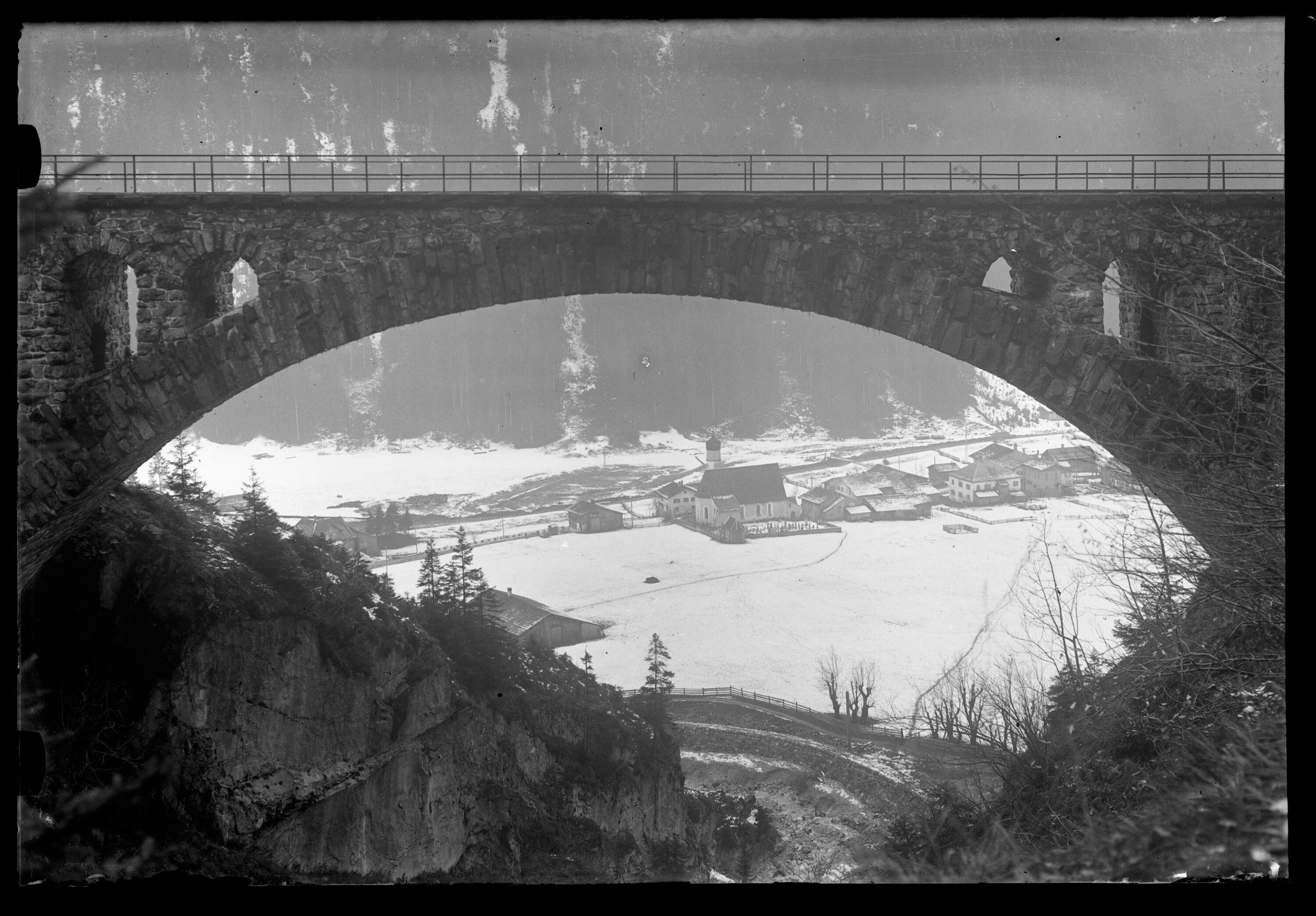 [Aufnahme von der Wäldlitobelbrücke zwischen Langen am Arlberg und Hst Klösterle im km 112,9]></div>


    <hr>
    <div class=
