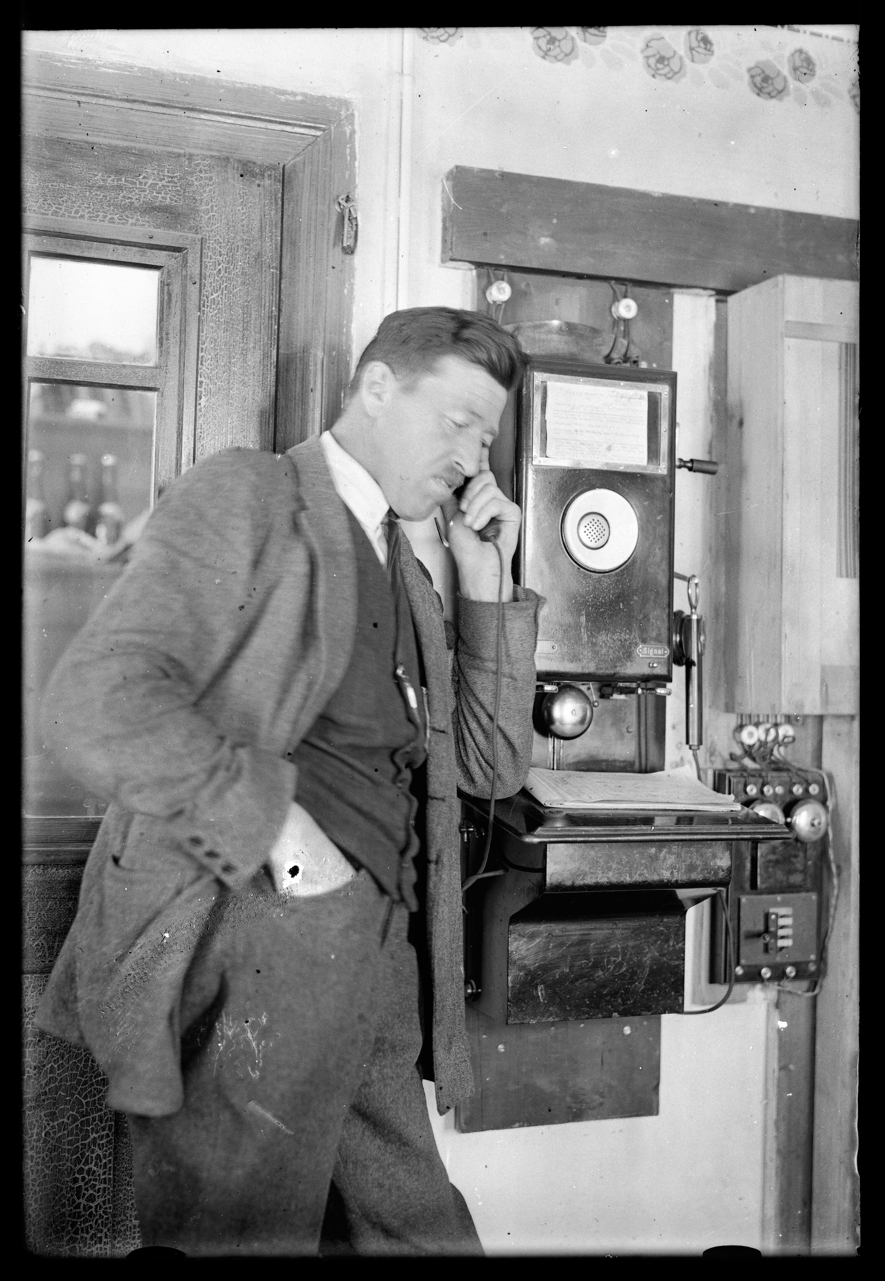 [Aufnahme von Lehnenbahnmeister Wilhelm Purtscher beim Telefonieren]></div>


    <hr>
    <div class=