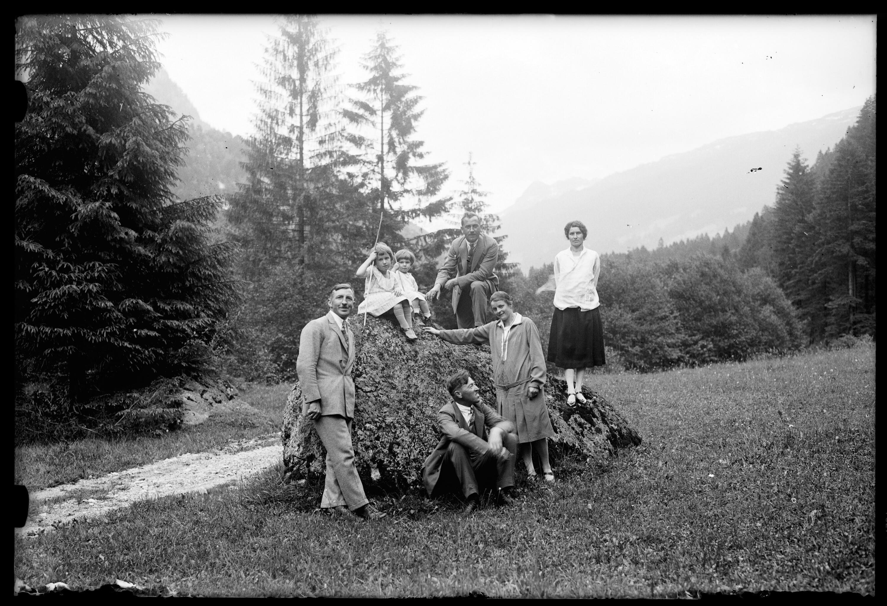 [Gruppenfoto mit Wilhelm Purtscher vor einem Gesteinsbrocken]></div>


    <hr>
    <div class=