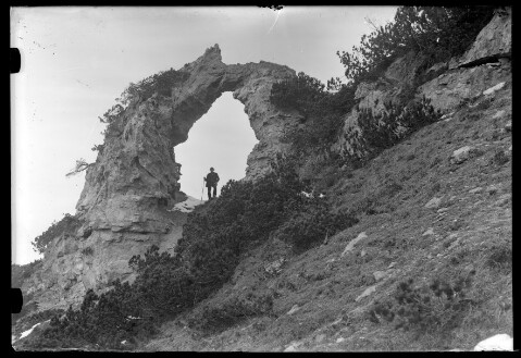 Aufnahme des Naturphänomens "Hohler Stein" oberhalb der Ortschaft Braz / Josef Wilhelm Purtscher von Purtscher, Josef Wilhelm