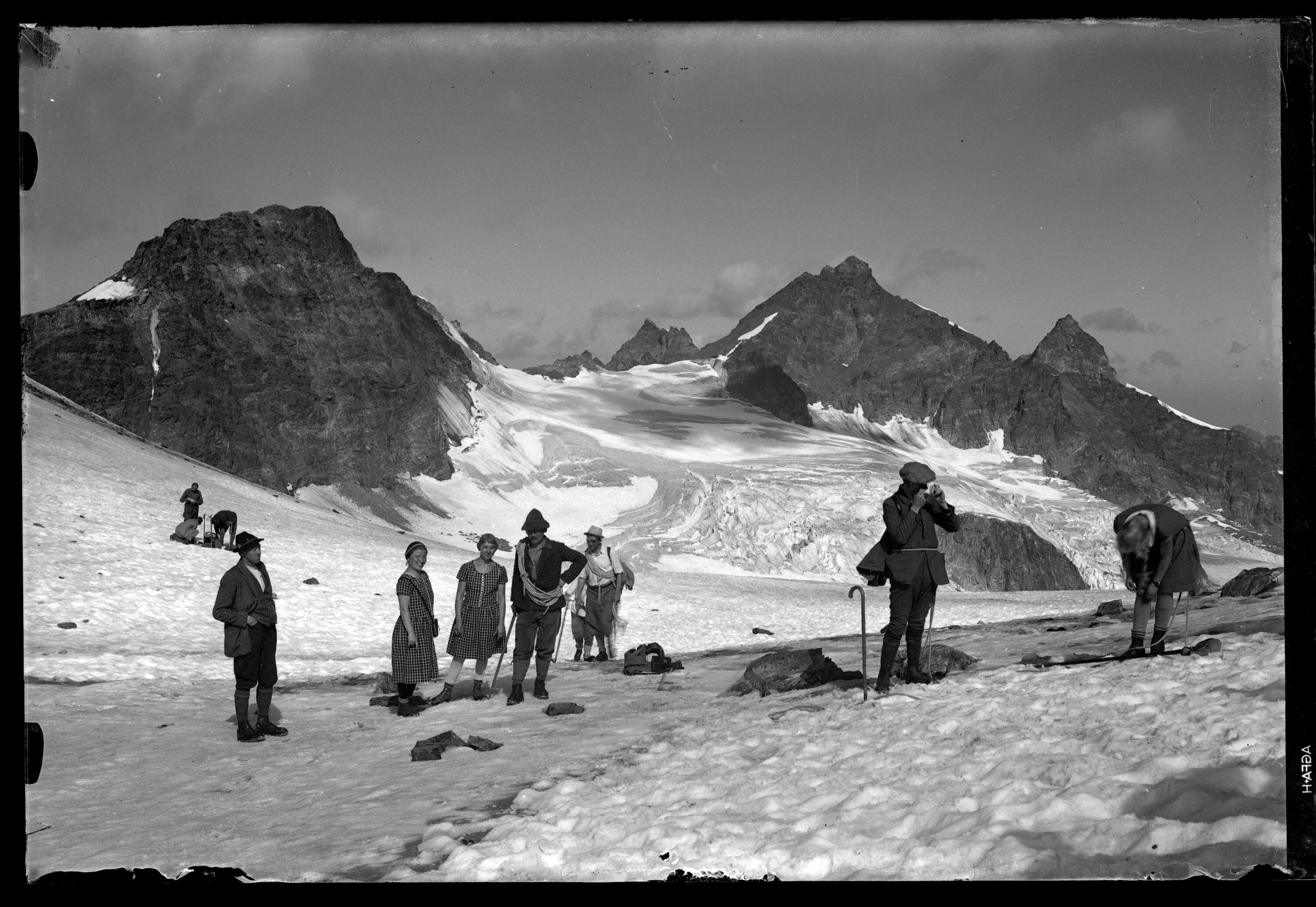 [Aufnahme von einer Skitour mit Wilhelm Purtscher und weiteren Personen]></div>


    <hr>
    <div class=