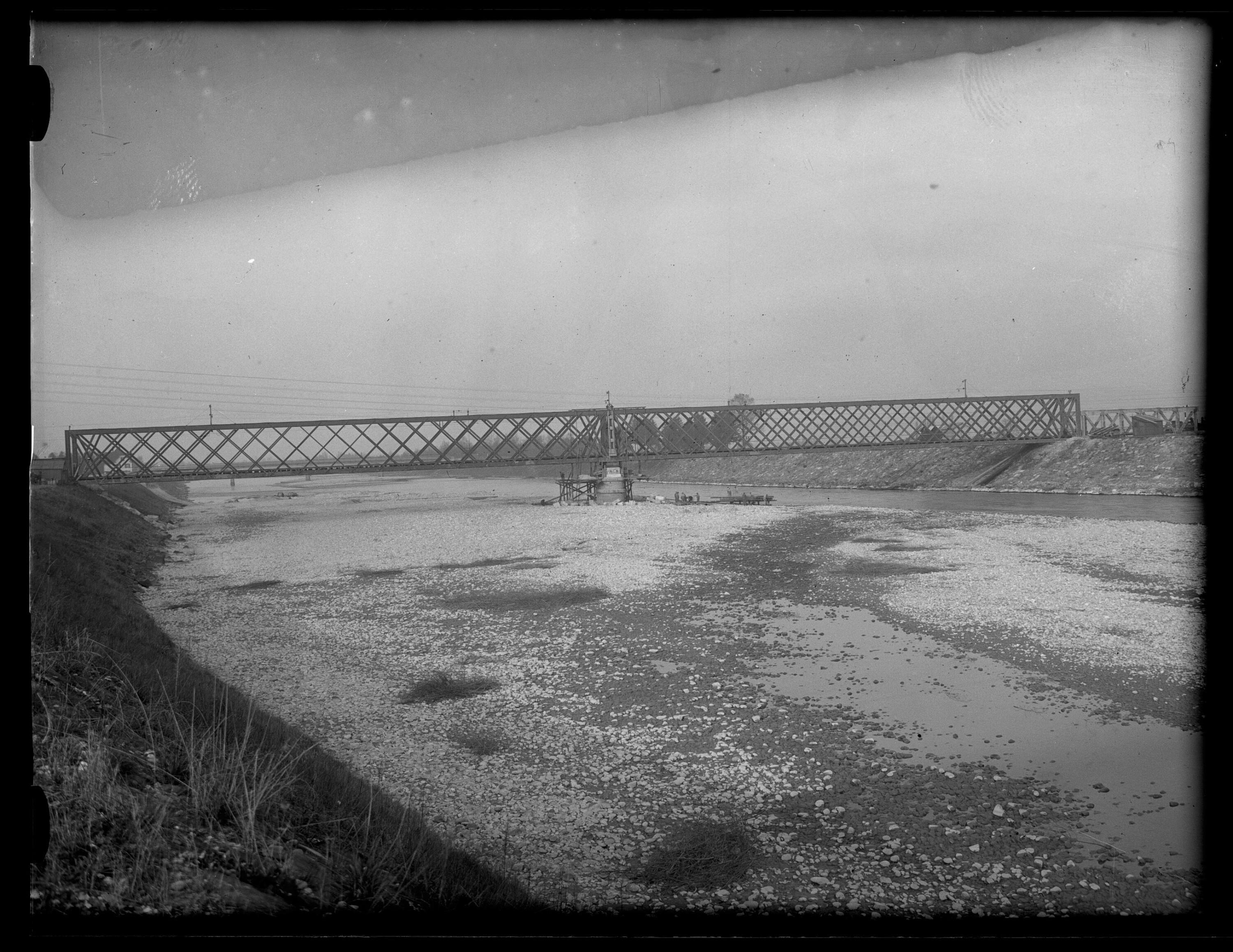 [Anhebung der alten Rheinbrücke zwischen Schaan-Vaduz und Buchs SG im km 17,3 im Zuge der Erneuerung/Erhöhung der Widerlager [6]]></div>


    <hr>
    <div class=