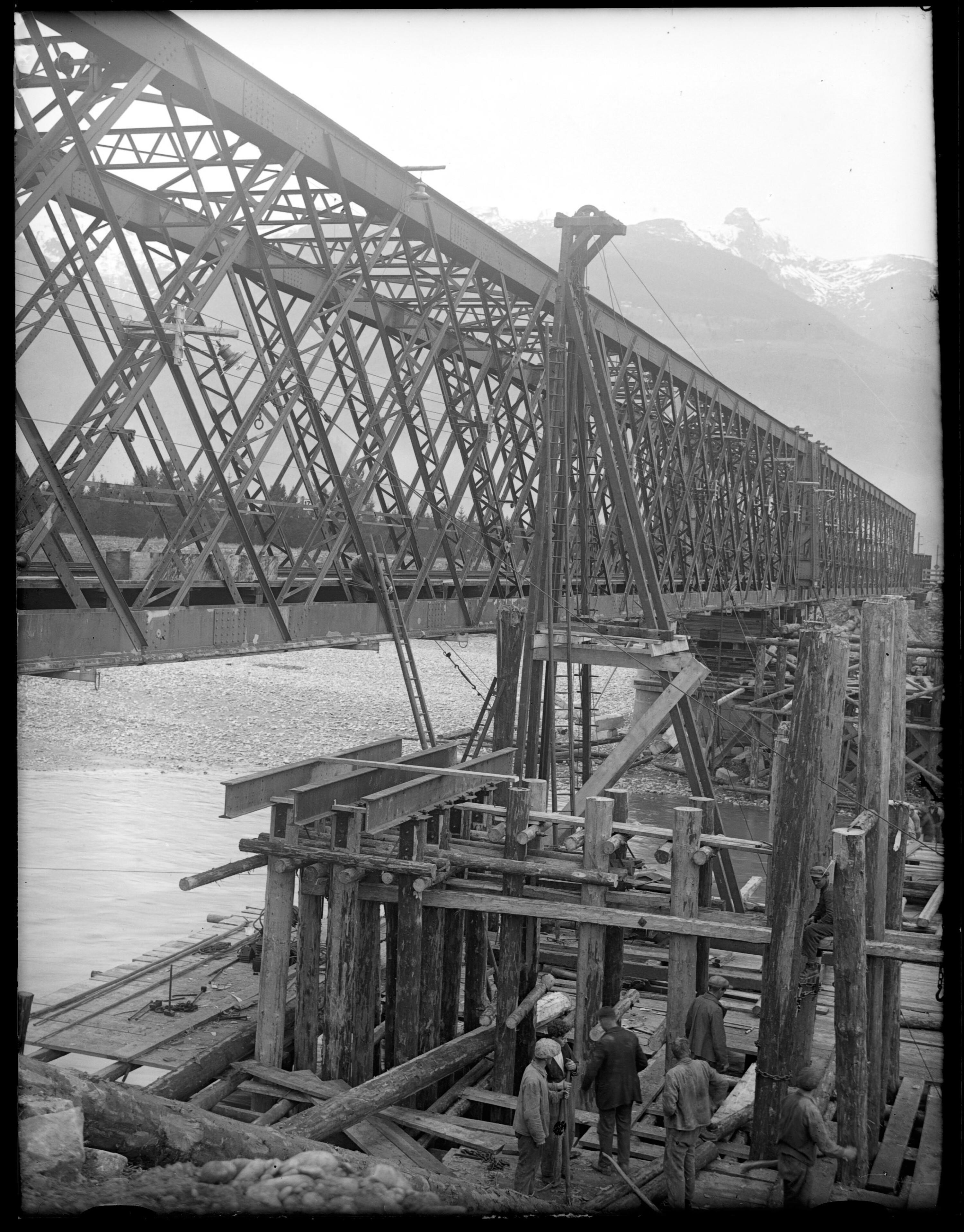 [Vorbereitungsarbeiten zur Errichtung der neuen Rheinbrücke neben der Bestehenden zwischen Schaan-Vaduz und Buchs SG im km 17,3 [2]]></div>


    <hr>
    <div class=