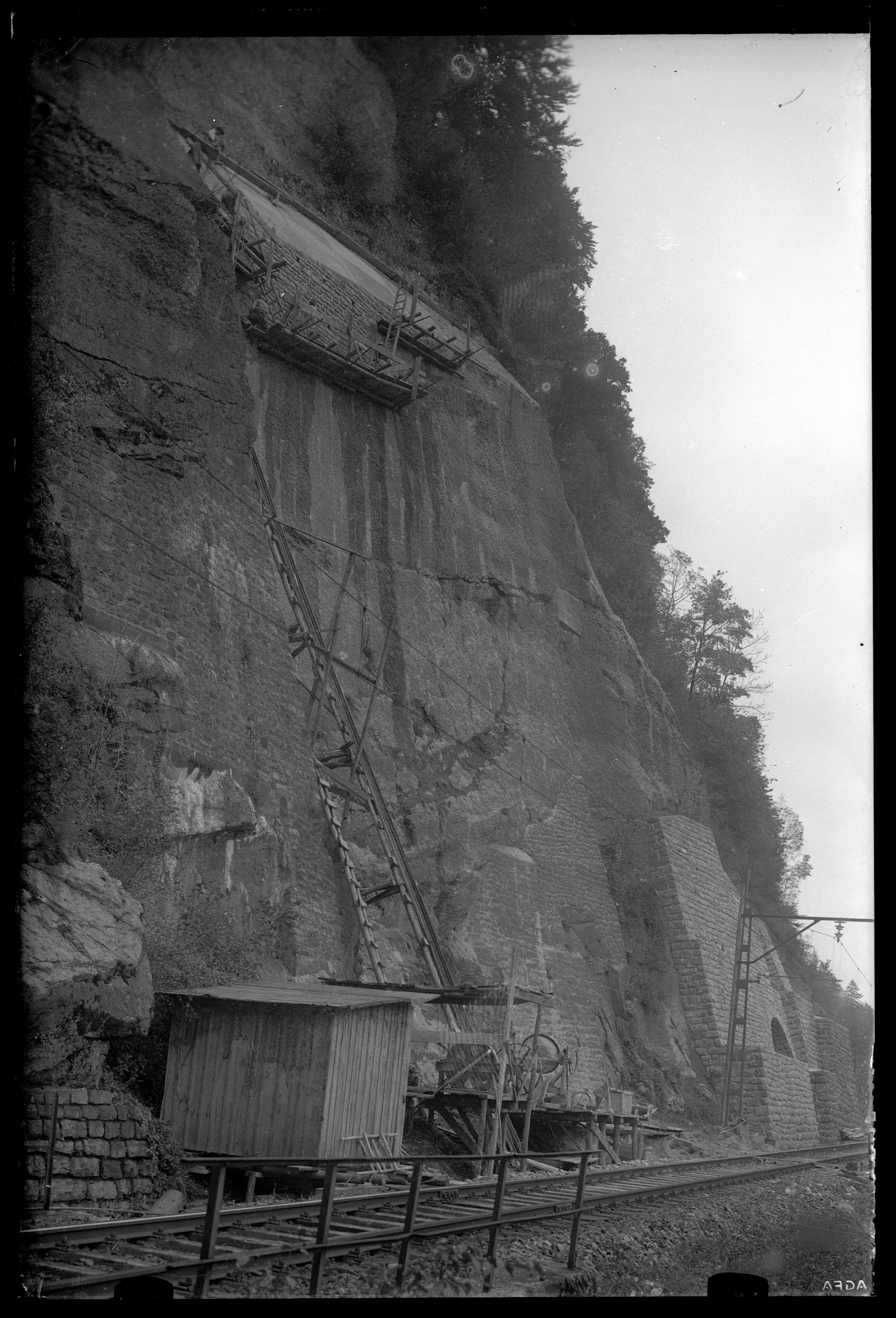 [Felsabbruchverbauungen oberhalb der Bahnstrecke zwischen Hintergasse und Braz im km 127,0 [3]]></div>


    <hr>
    <div class=