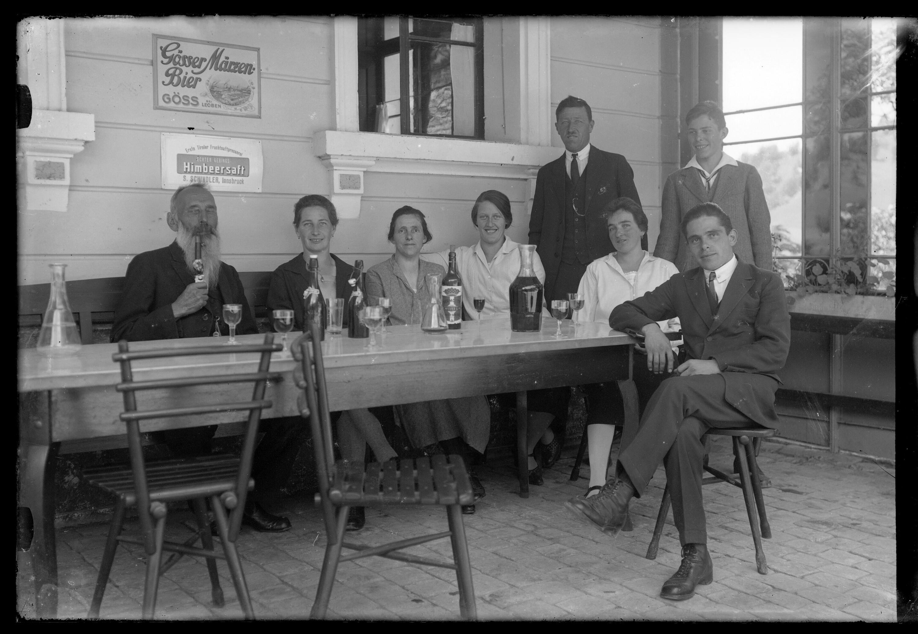 [Gruppenfoto mit Wilhelm Purtscher vor dem Gasthaus Paradies in Dalaas]></div>


    <hr>
    <div class=