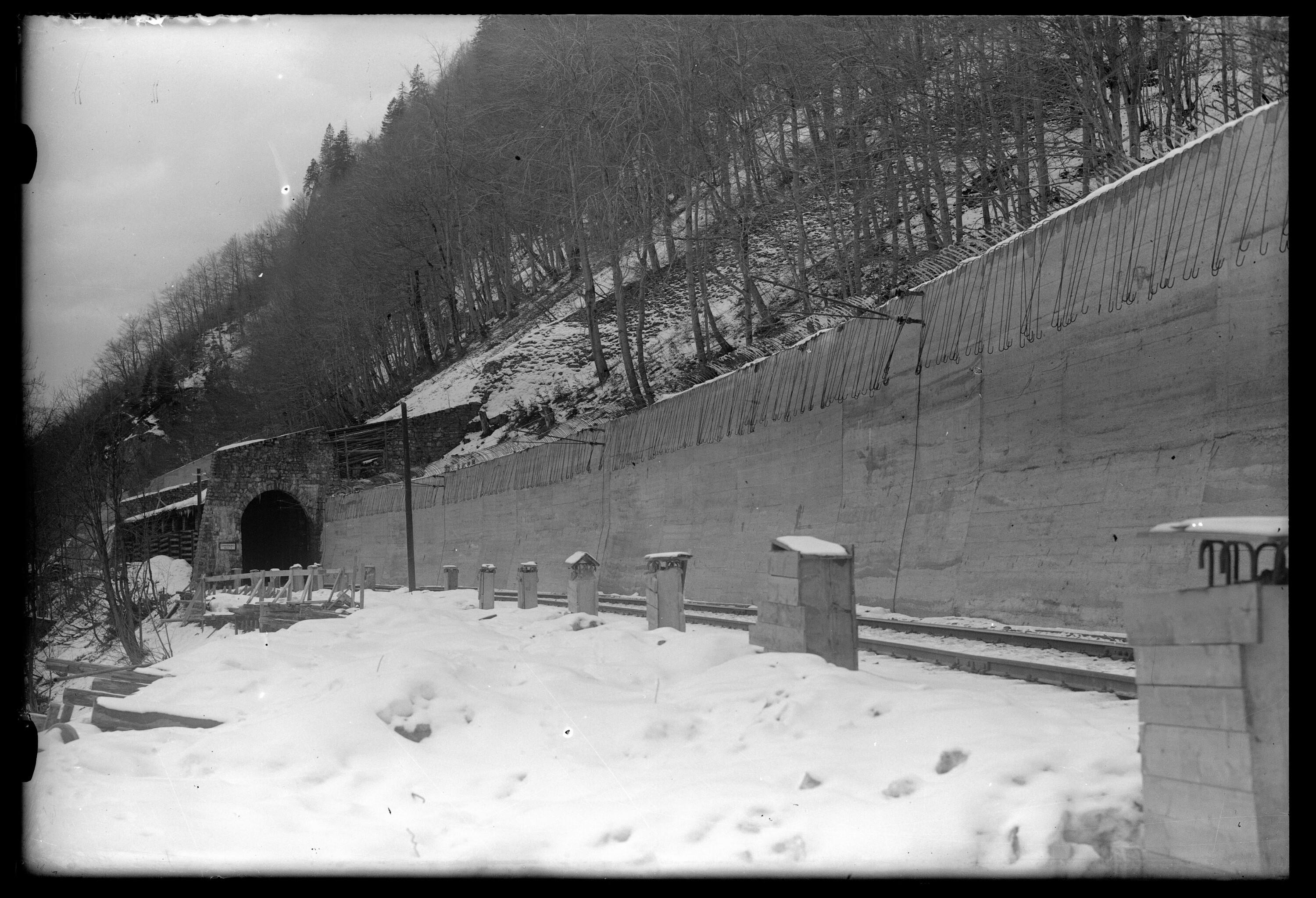 [Errichtung eines Lawinenschutzdaches zwischen Langen am Arlberg und Wald am Arlberg im km 113,9; Baustelleneinrichtung [6]]></div>


    <hr>
    <div class=