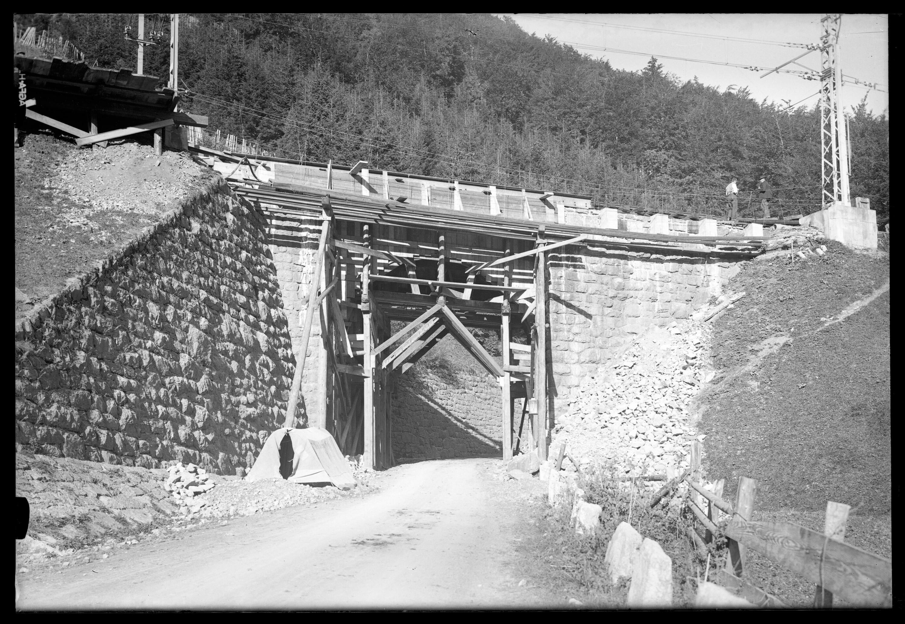 [Erneuerung der Eisenbahnbrücke über die Bundesstrasse im Bahnhof Langen am Arlberg [6]]></div>


    <hr>
    <div class=