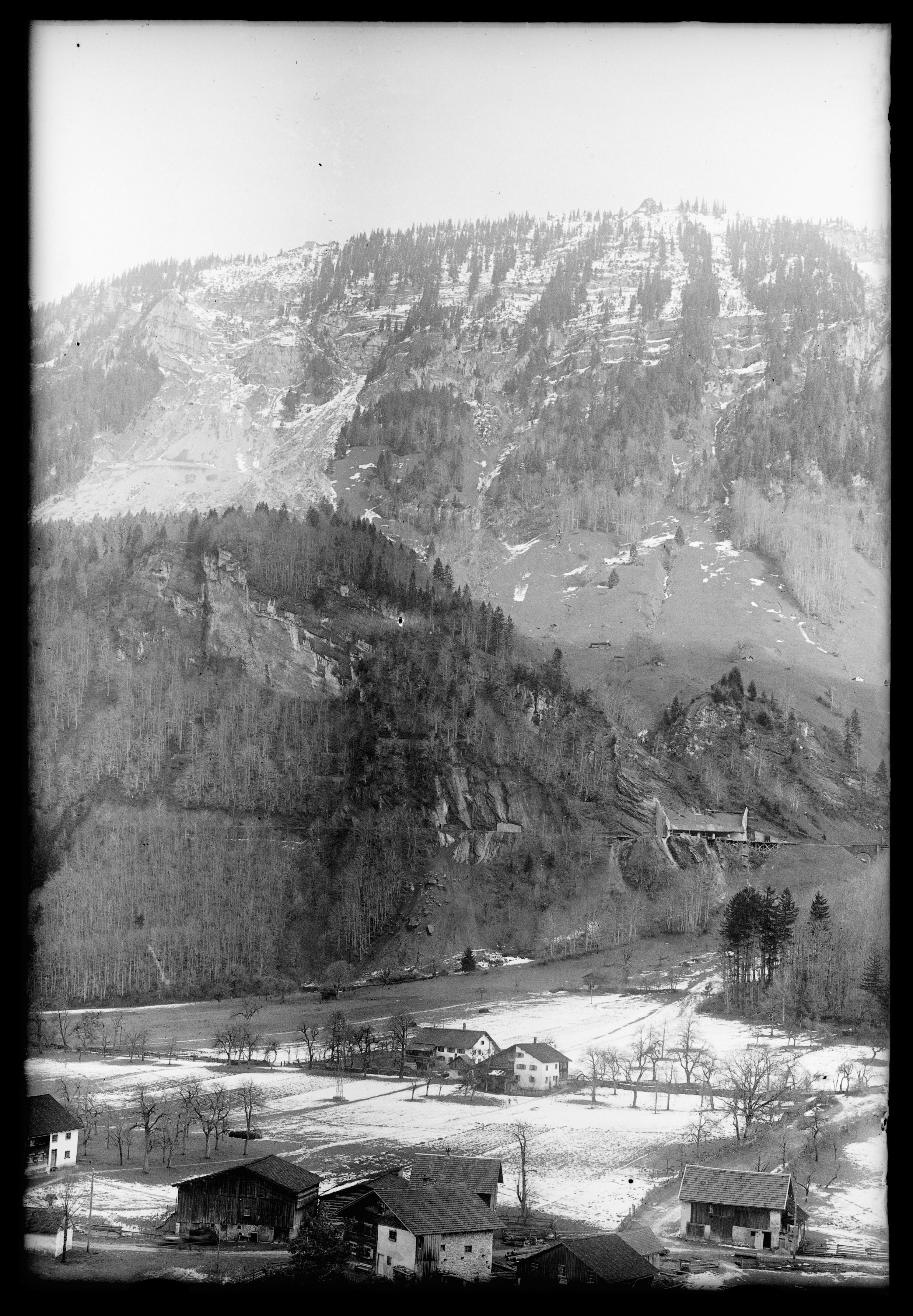 [Aufnahme von der Ortsparzelle Gatschief in Innerbraz sowie von der Arlbergstrecke im Bereich des Lawinenschutzdaches Bocktöbele im km 125,7]></div>


    <hr>
    <div class=