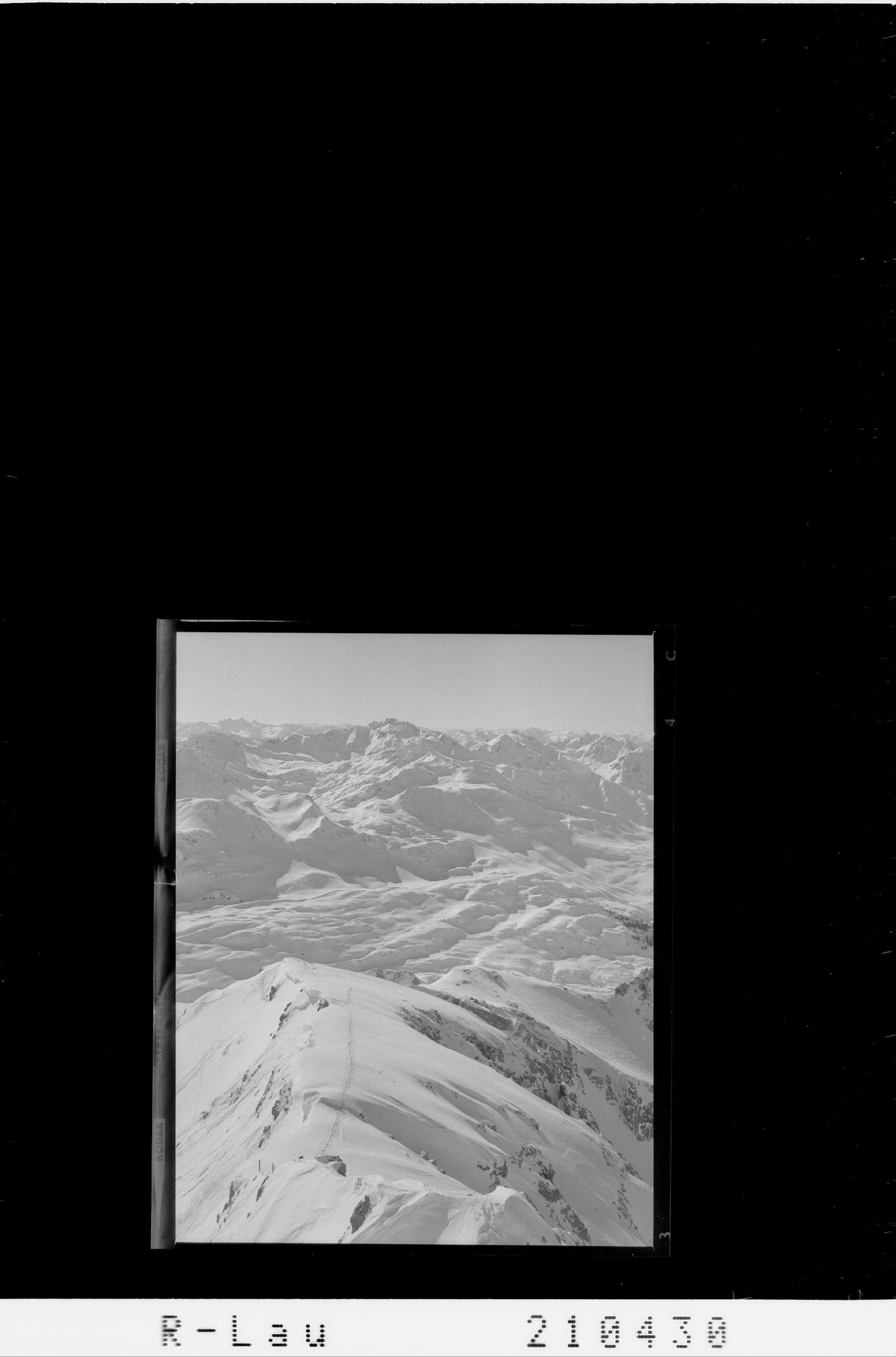 [Aus dem Valluga - Panorama / Blick von der Valluga zur Parseier Spitze und zum Hohen Riffler]></div>


    <hr>
    <div class=