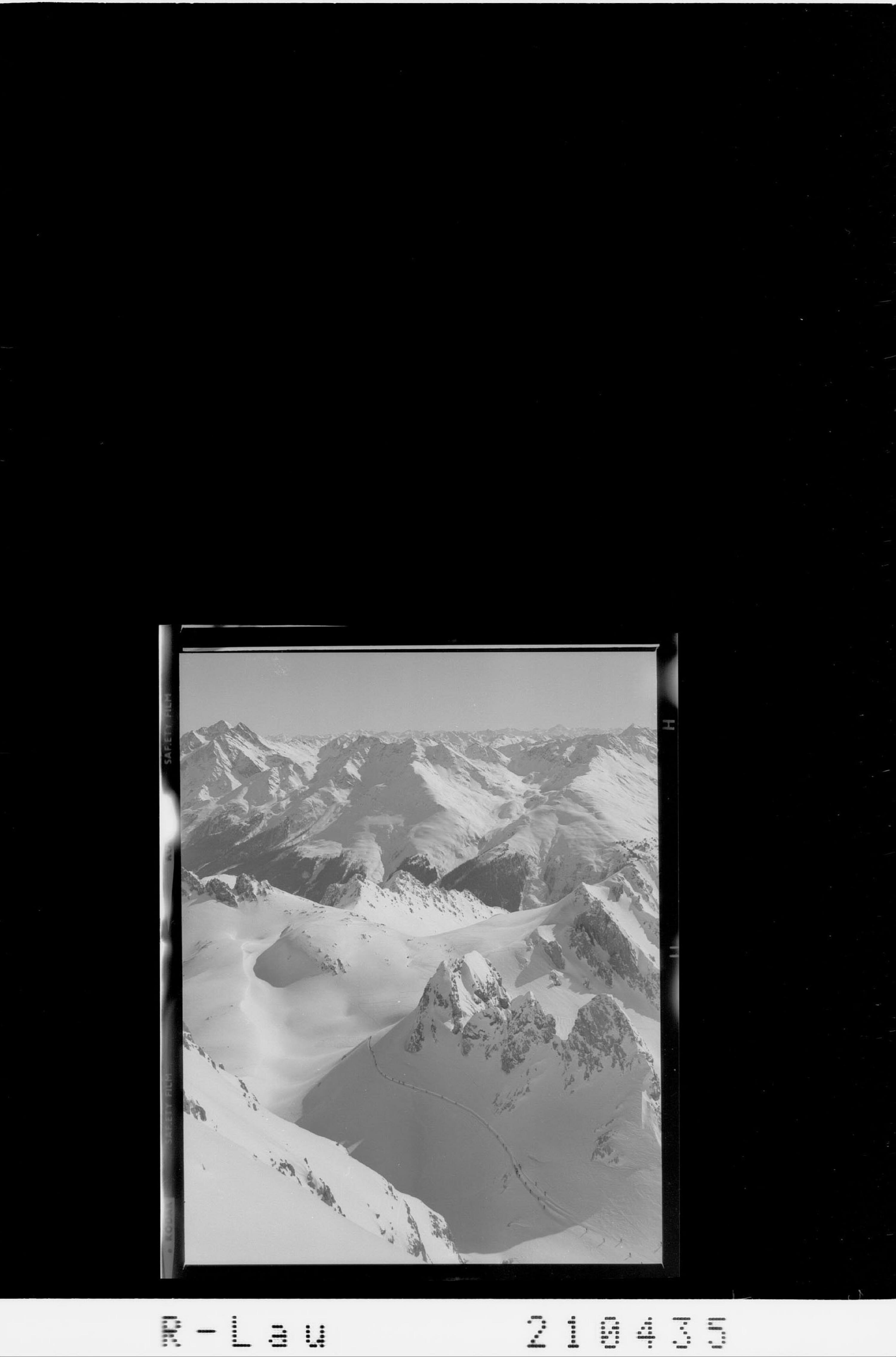 [Ausschnitt aus dem Valluga - Panorama / Blick von der Valluga zum Patteriol und in die Silvretta]></div>


    <hr>
    <div class=
