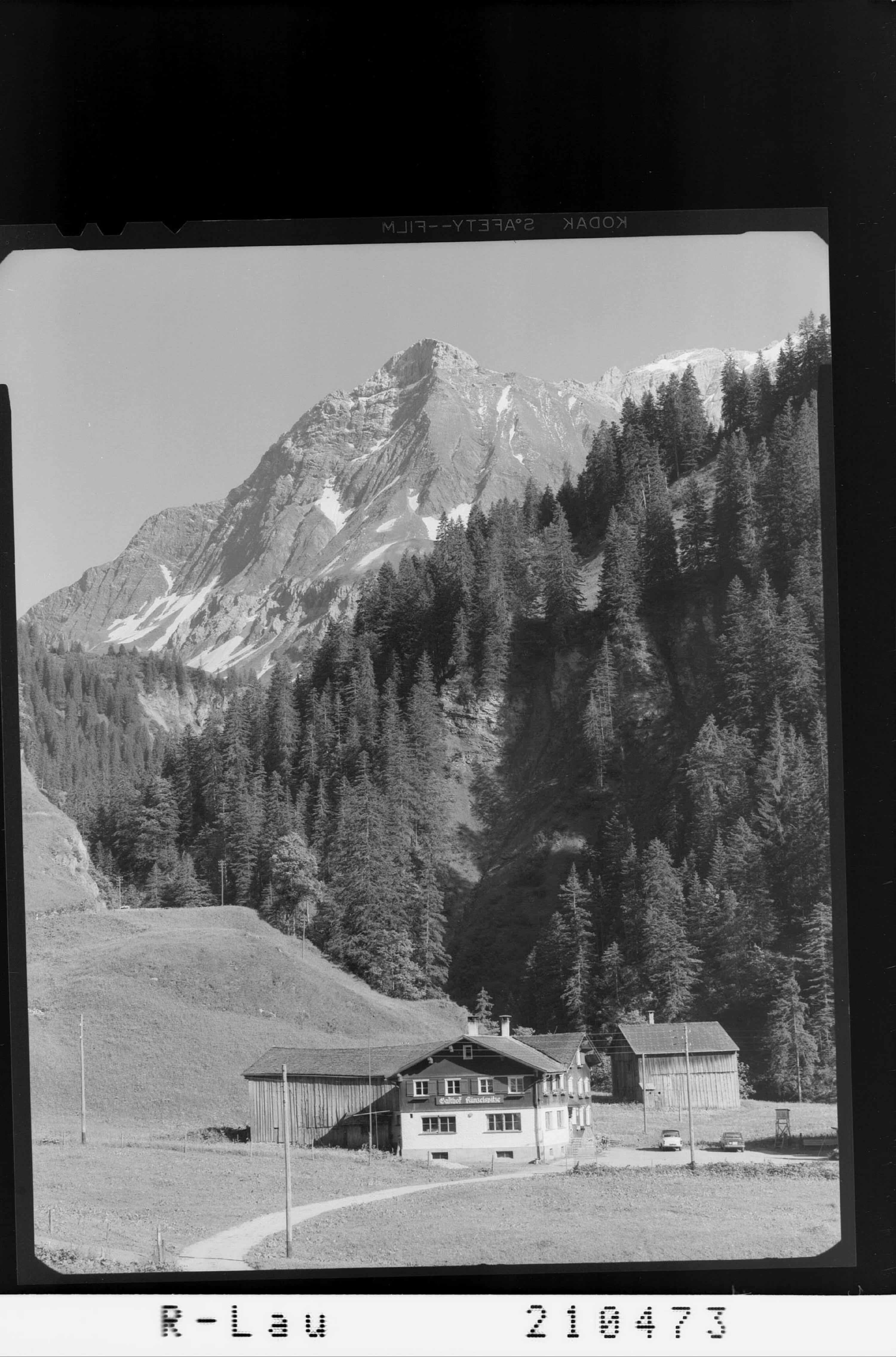 [Gasthof Künzelspitze in Unterboden bei Schröcken am Tannberg mit Blick zur Juppenspitze]></div>


    <hr>
    <div class=