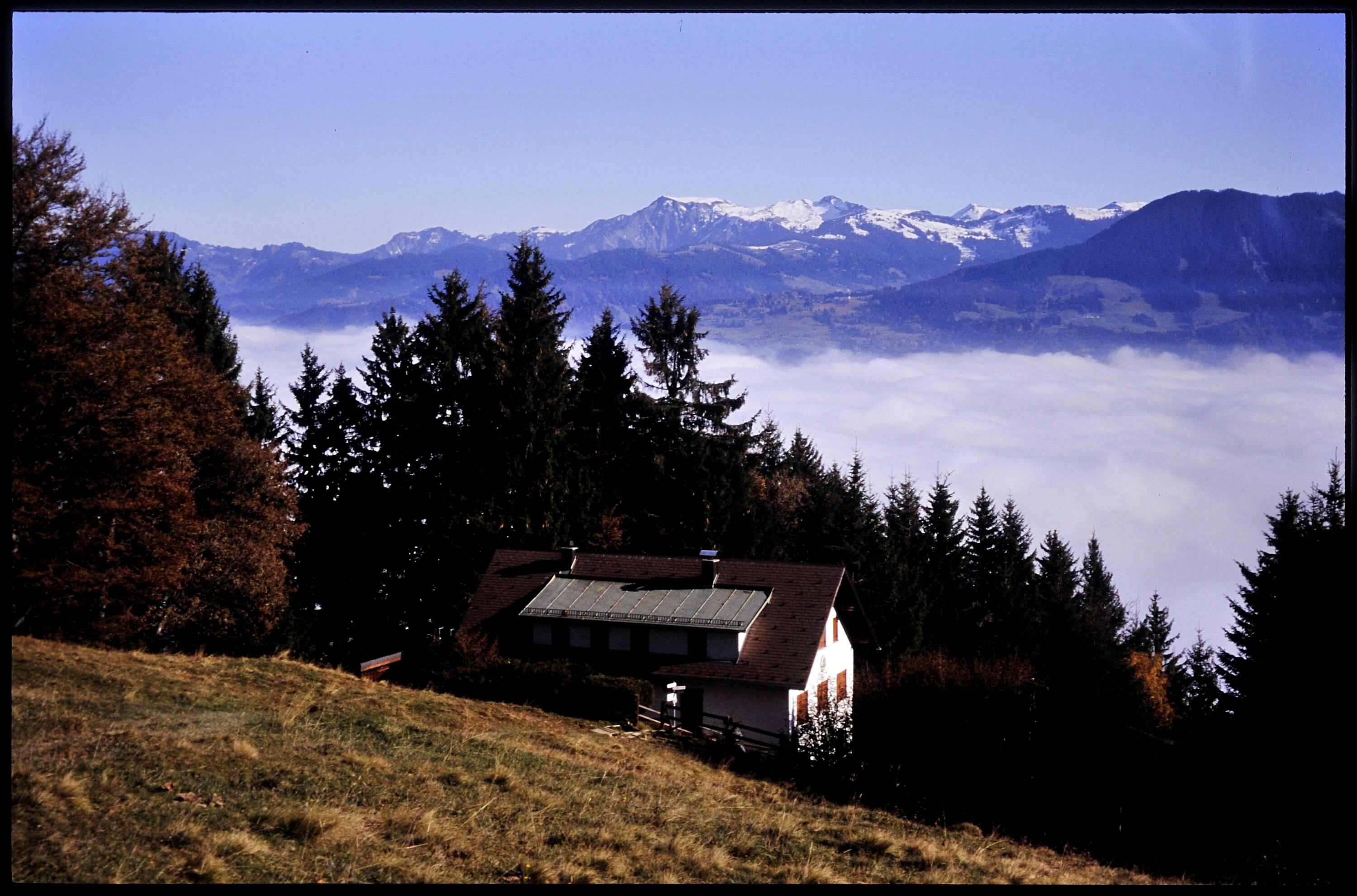 [Frastanz, Blick von Amerlugalpe auf Rheintalnebel]></div>


    <hr>
    <div class=