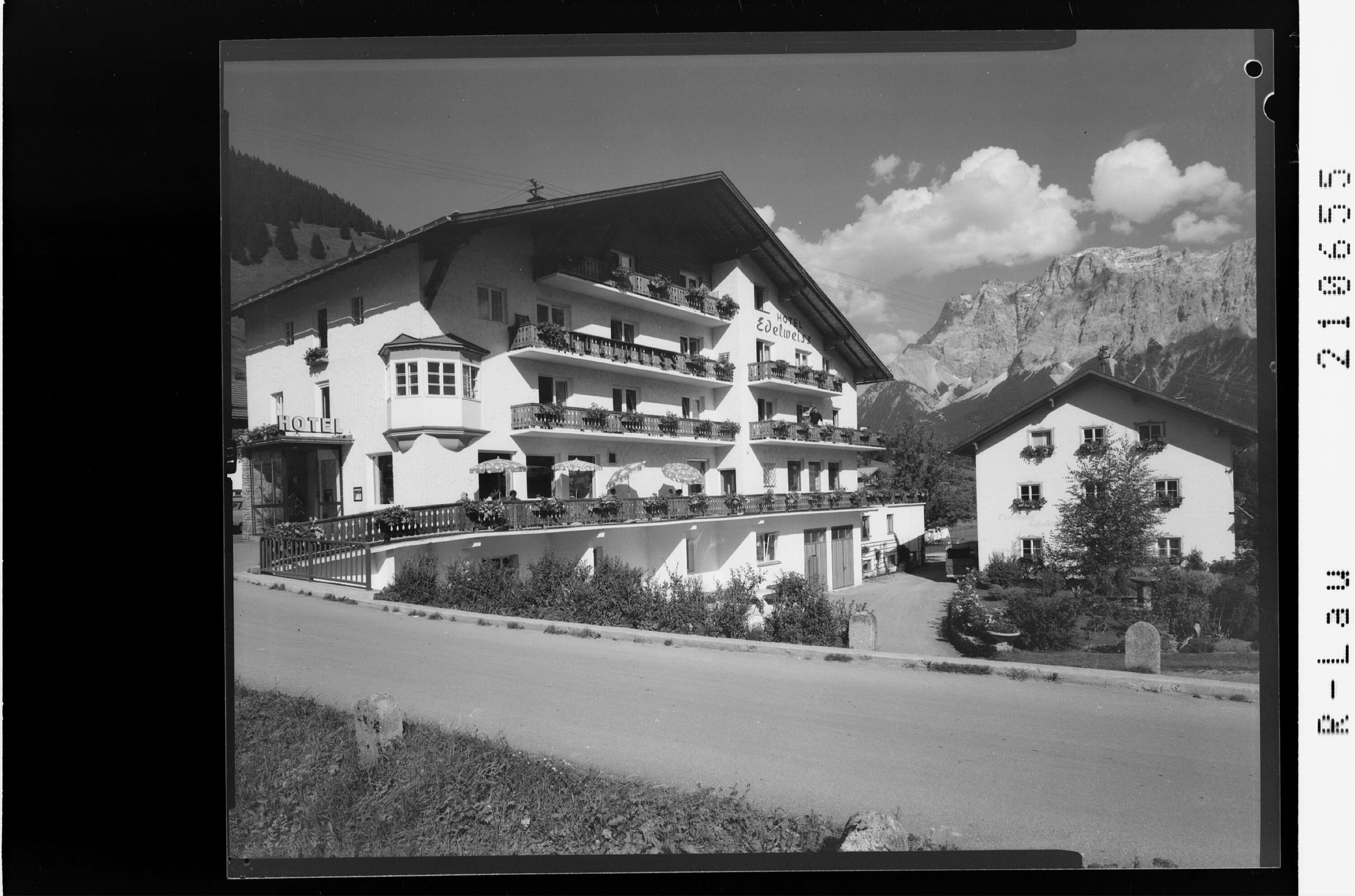 Lermoos Tirol Hotel Edelweiss></div>


    <hr>
    <div class=