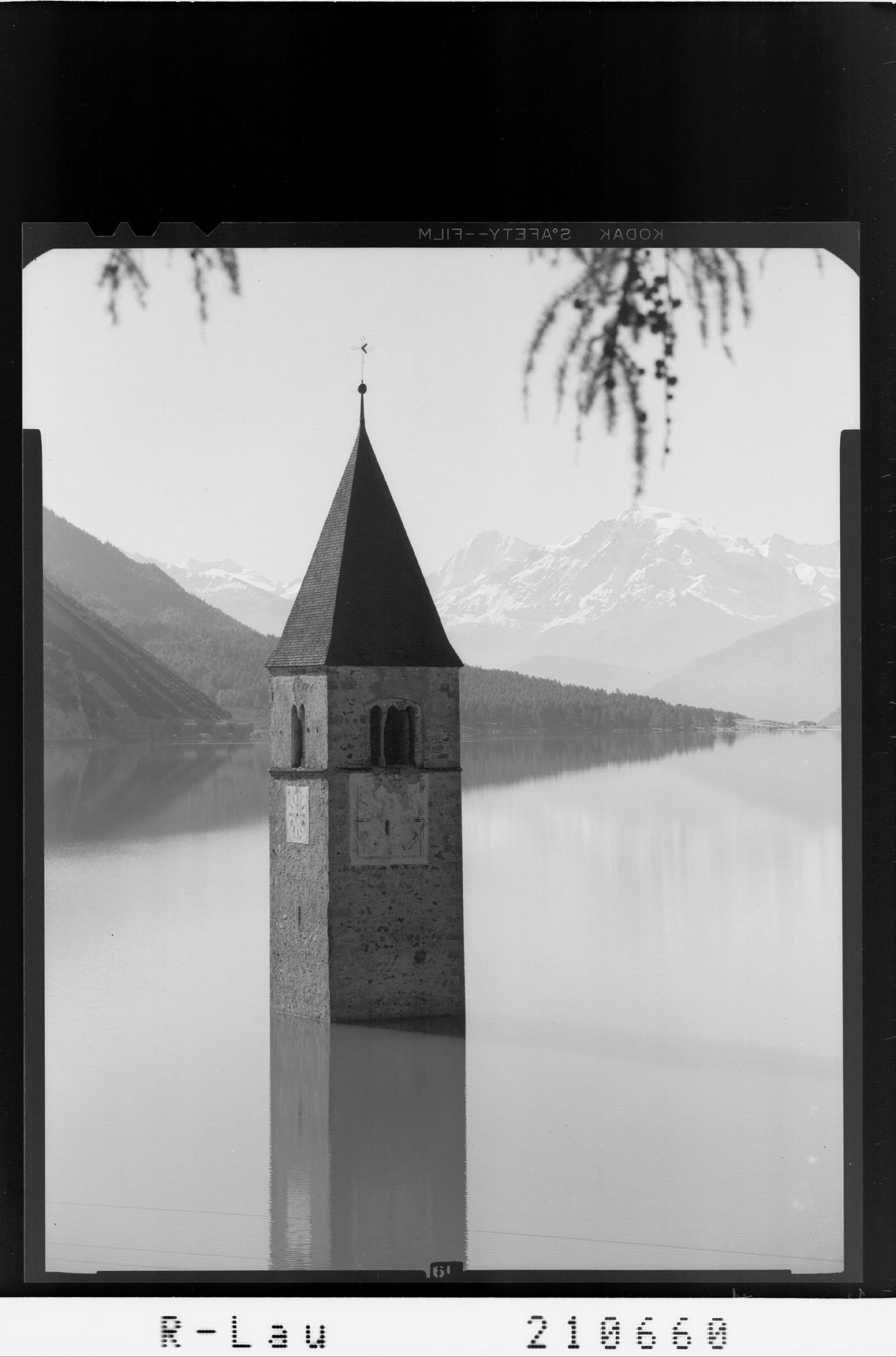 [Versunkener Kirchturm im Reschensee bei Graun im Obervintschgau mit Blick zum Ortler]></div>


    <hr>
    <div class=