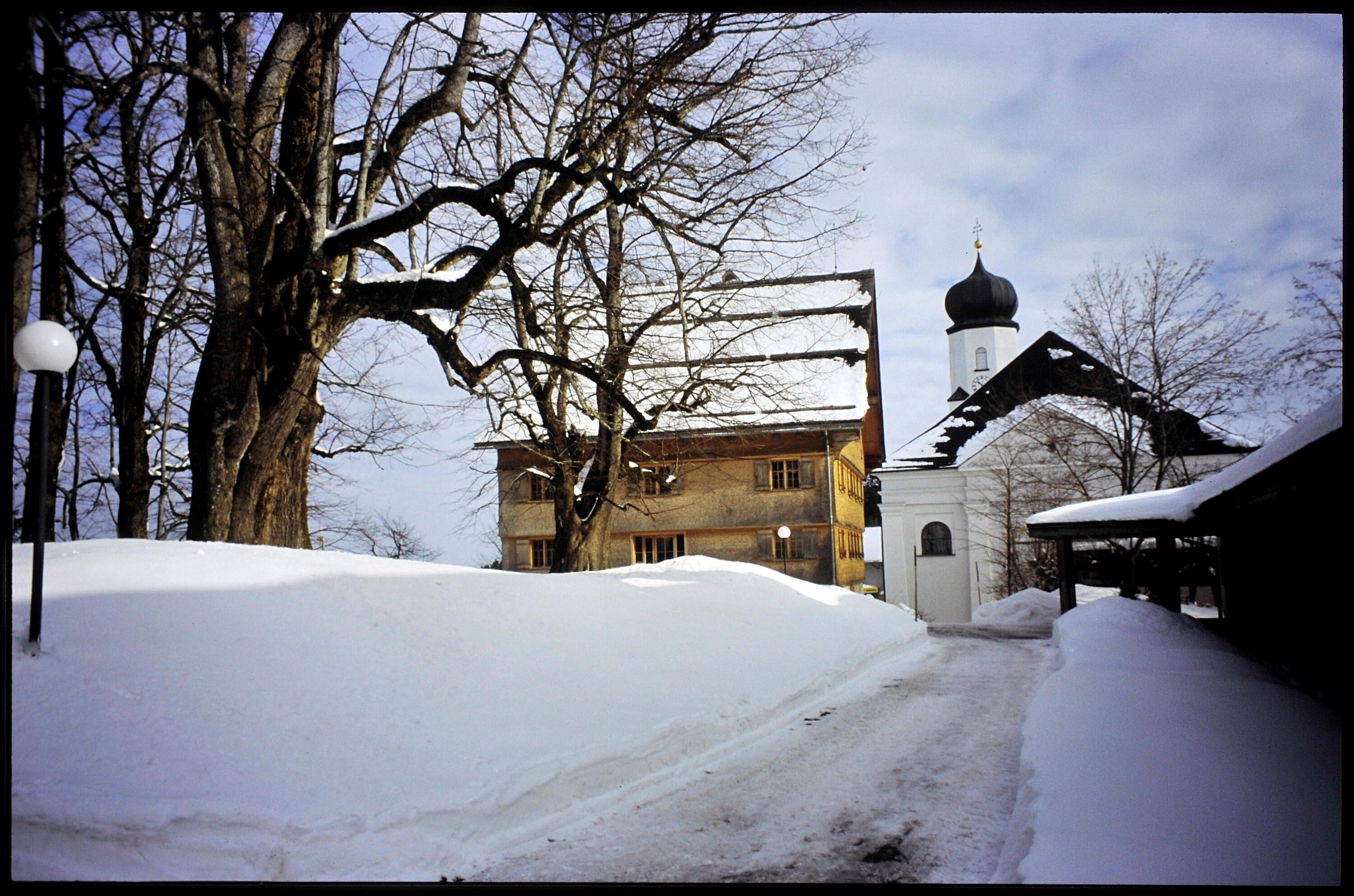 [Sulzberg, Kirche u. Marienlinde im Winter]></div>


    <hr>
    <div class=
