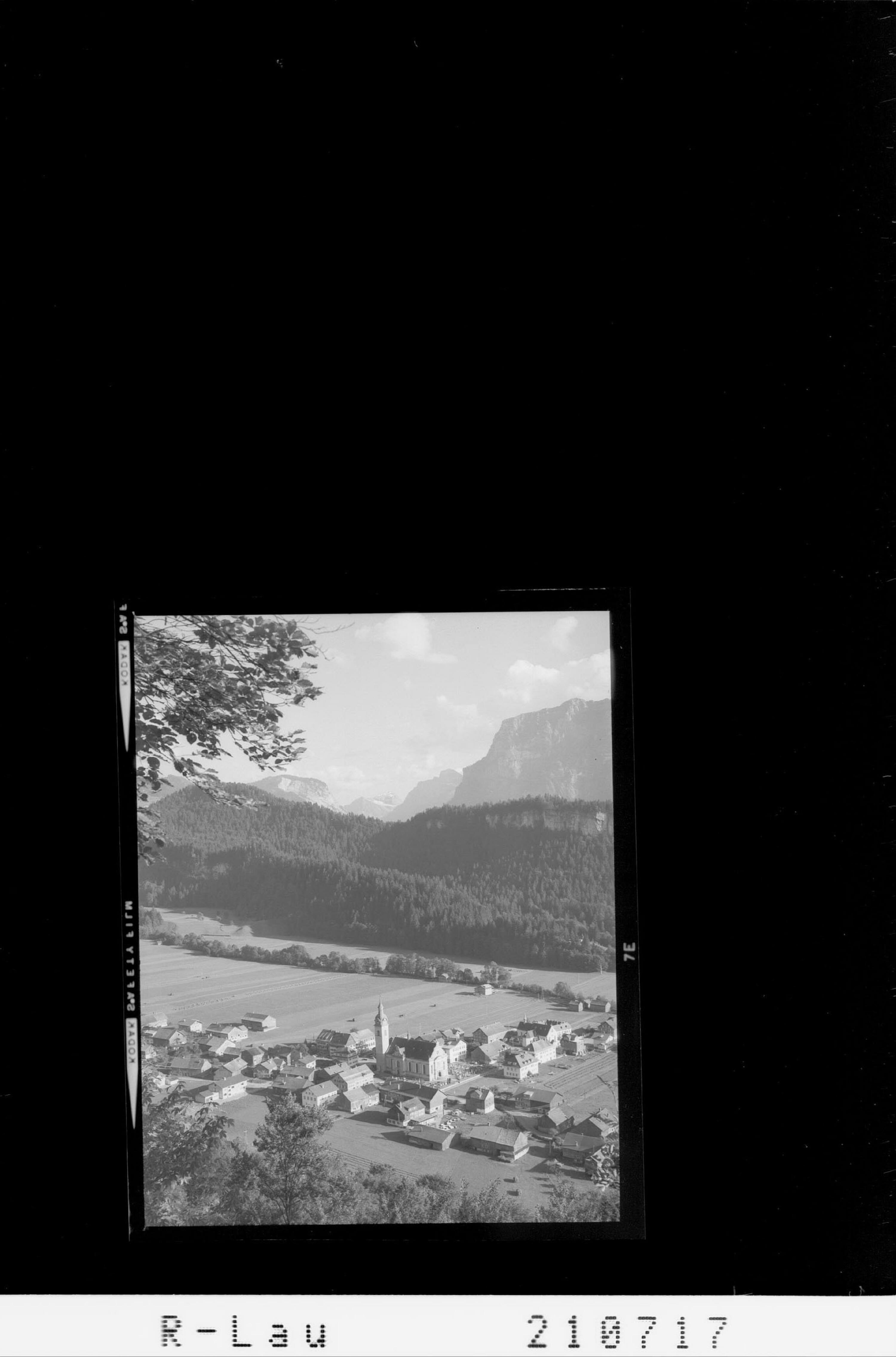 [Blick auf Bezau im Bregenzerwald mit Mohnenfluh - Künzelspitze und Kanisfluh]></div>


    <hr>
    <div class=