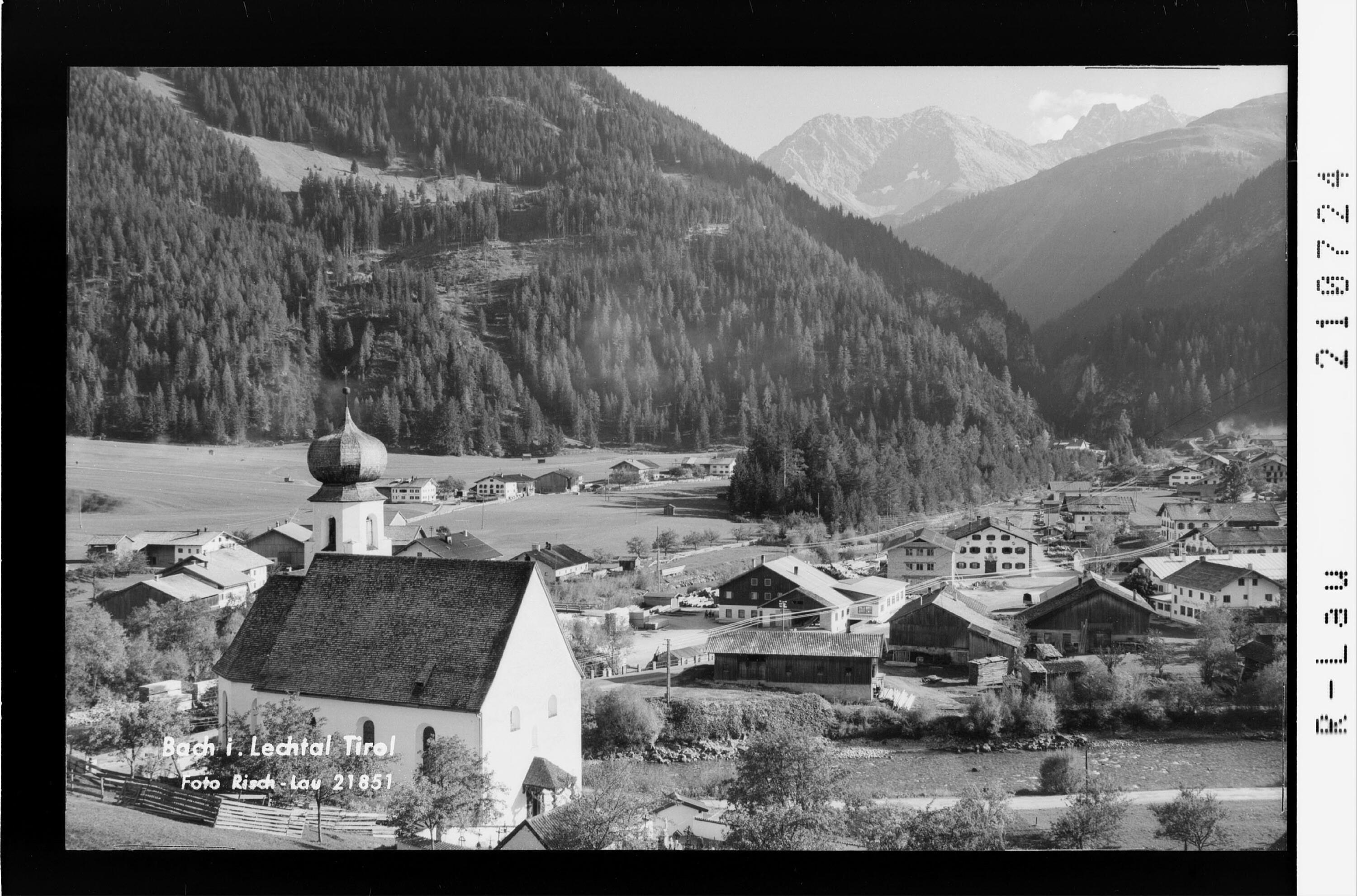 Bach im Lechtal Tirol></div>


    <hr>
    <div class=