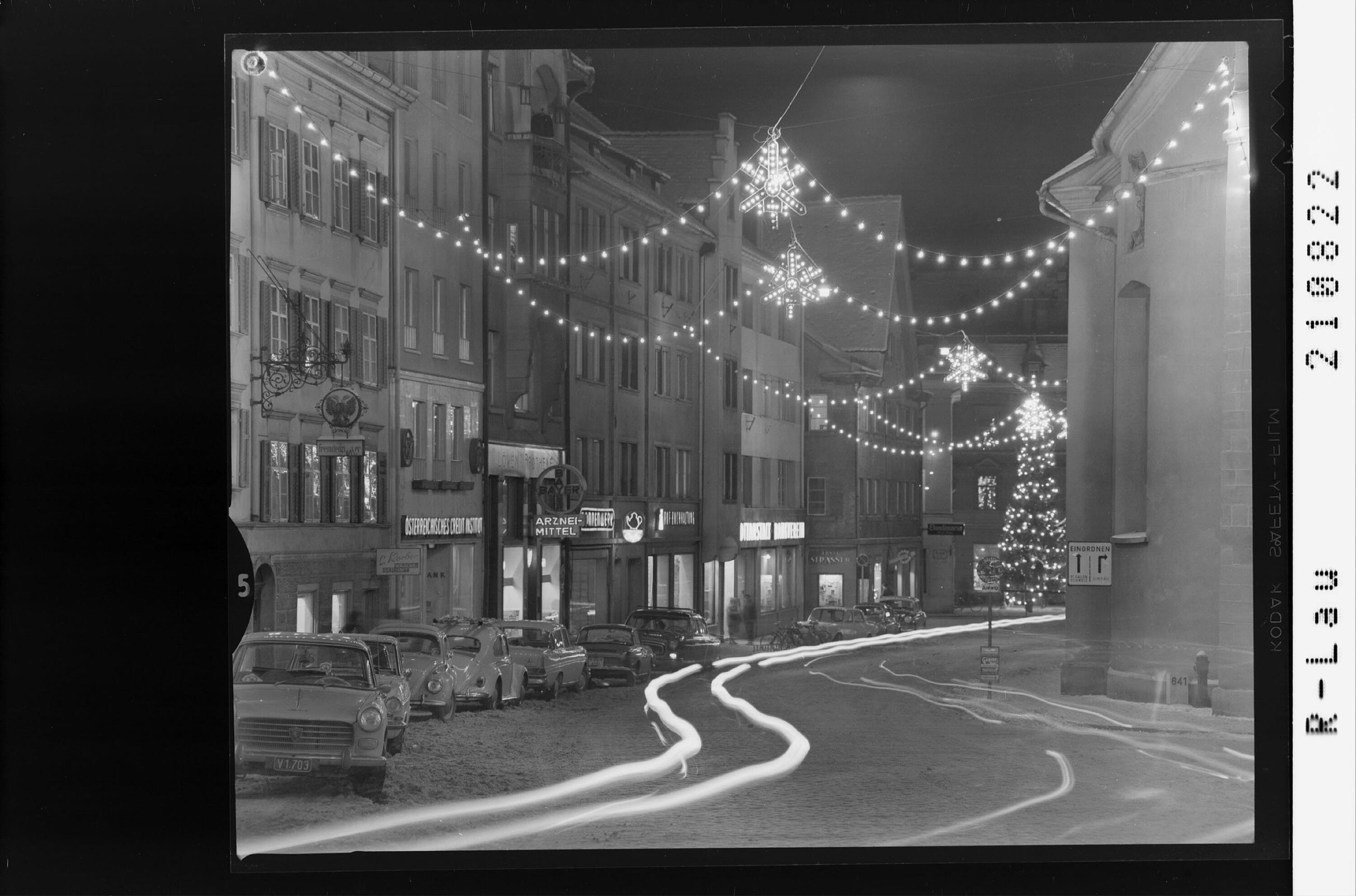 [Rathausstrasse mit Weihnachtsbeleuchtung in Bregenz]></div>


    <hr>
    <div class=