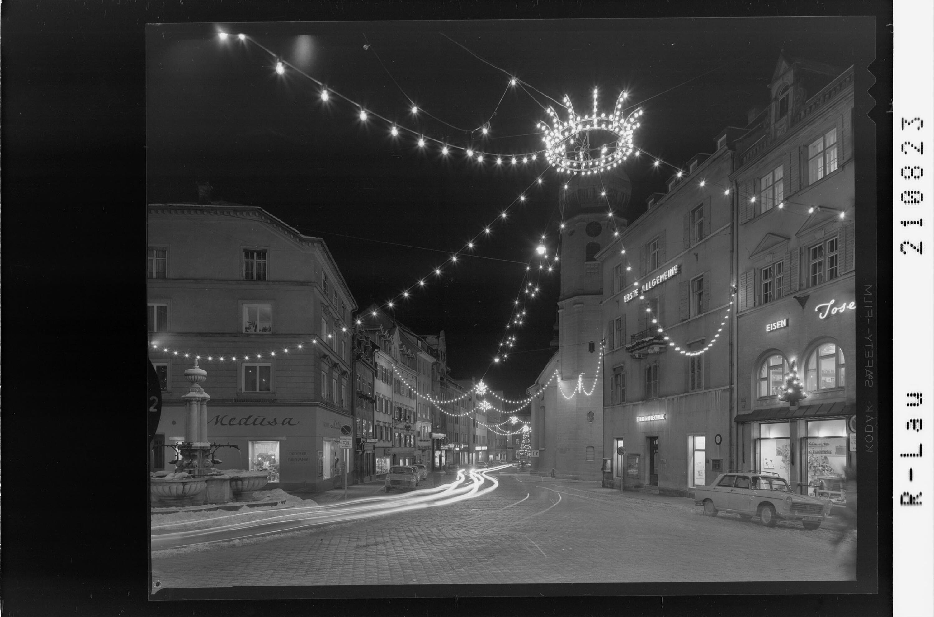 [Rathausstrasse mit Weihnachtsbeleuchtung in Bregenz]></div>


    <hr>
    <div class=