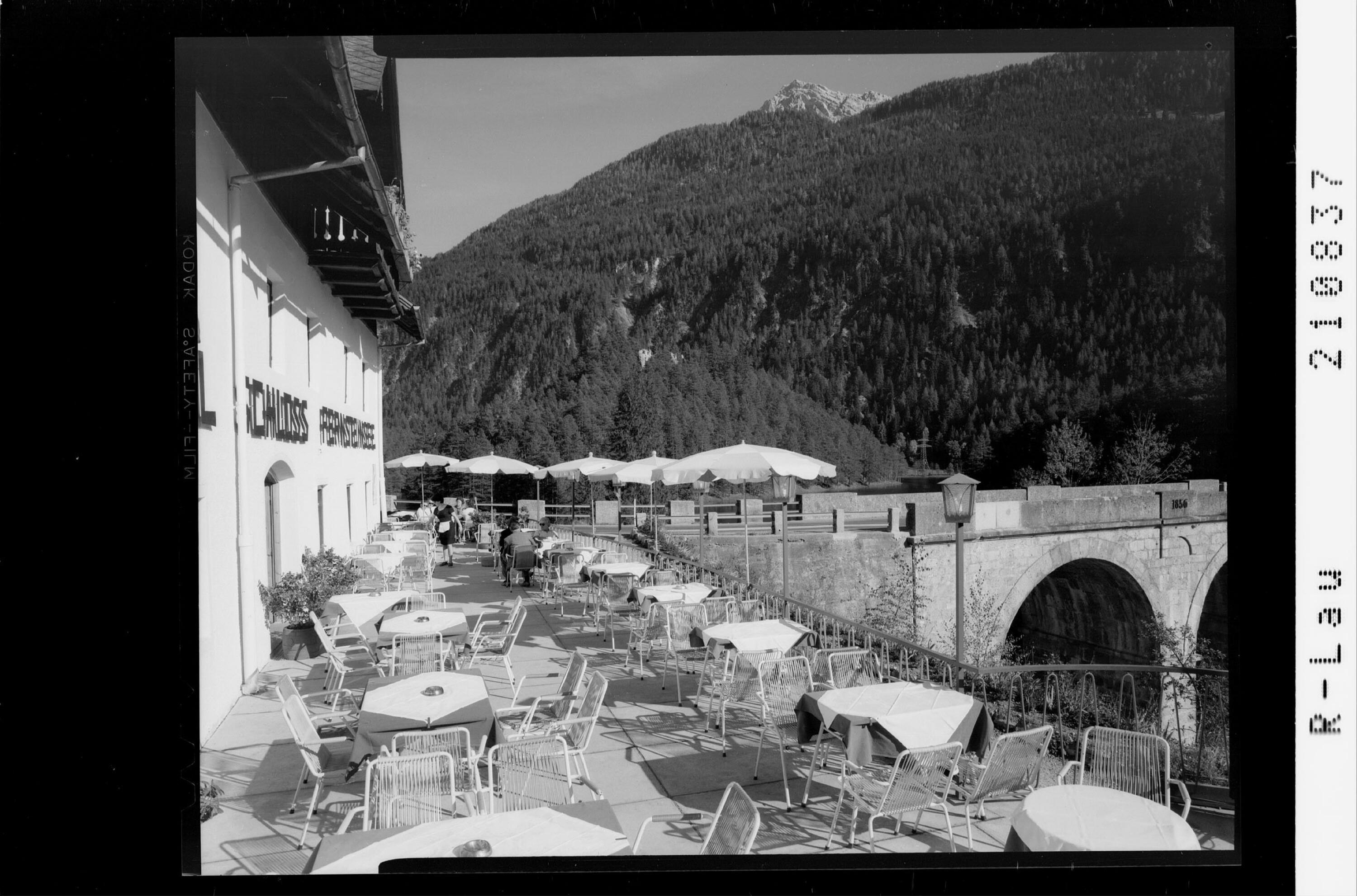 [Terrasse des Hotel Schloss Fernsteinsee mit Blick zum Wannig Tirol]></div>


    <hr>
    <div class=