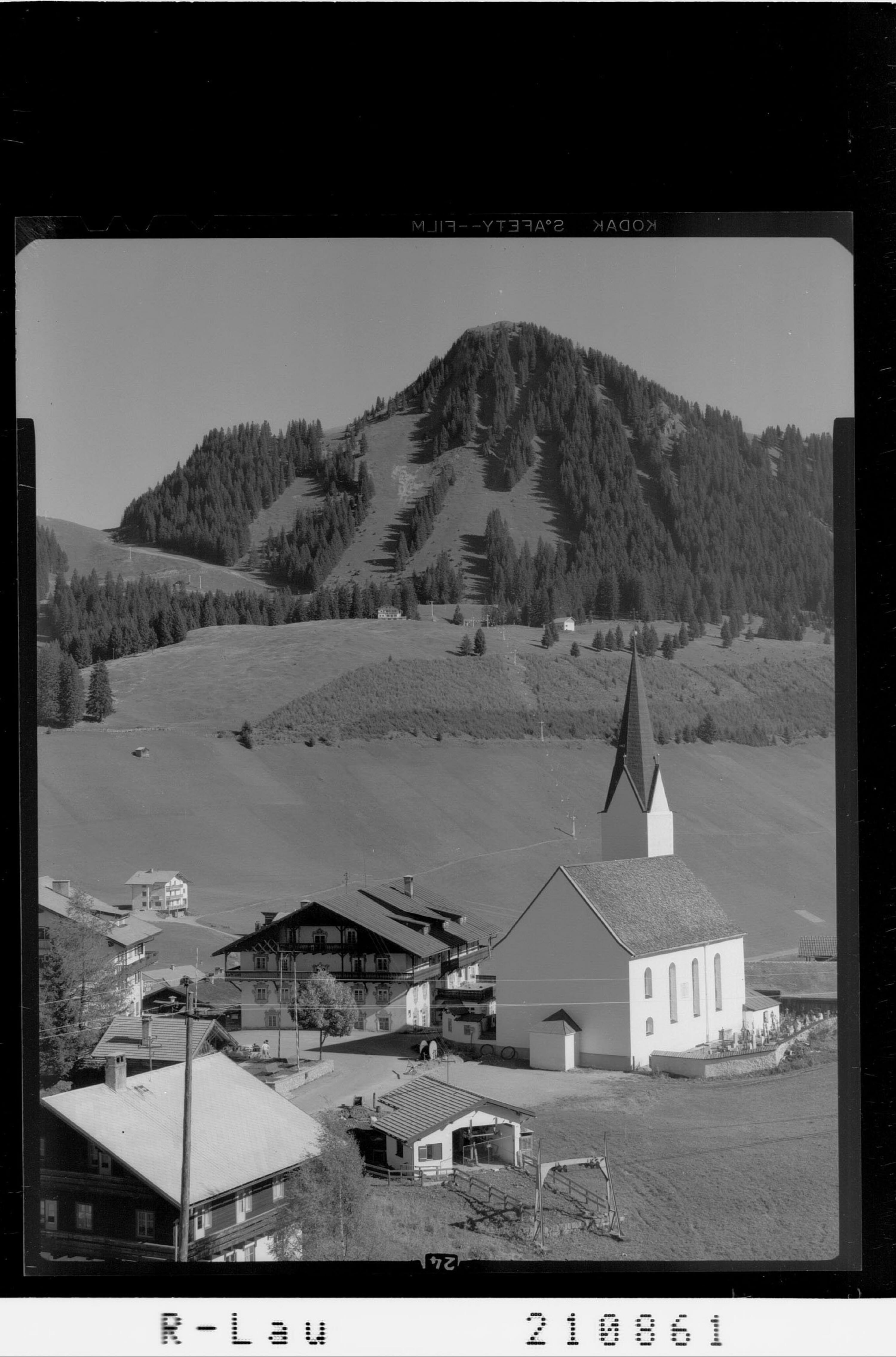 [Pfarrkirche in Berwang gegen Alpkopf / Tirol]></div>


    <hr>
    <div class=