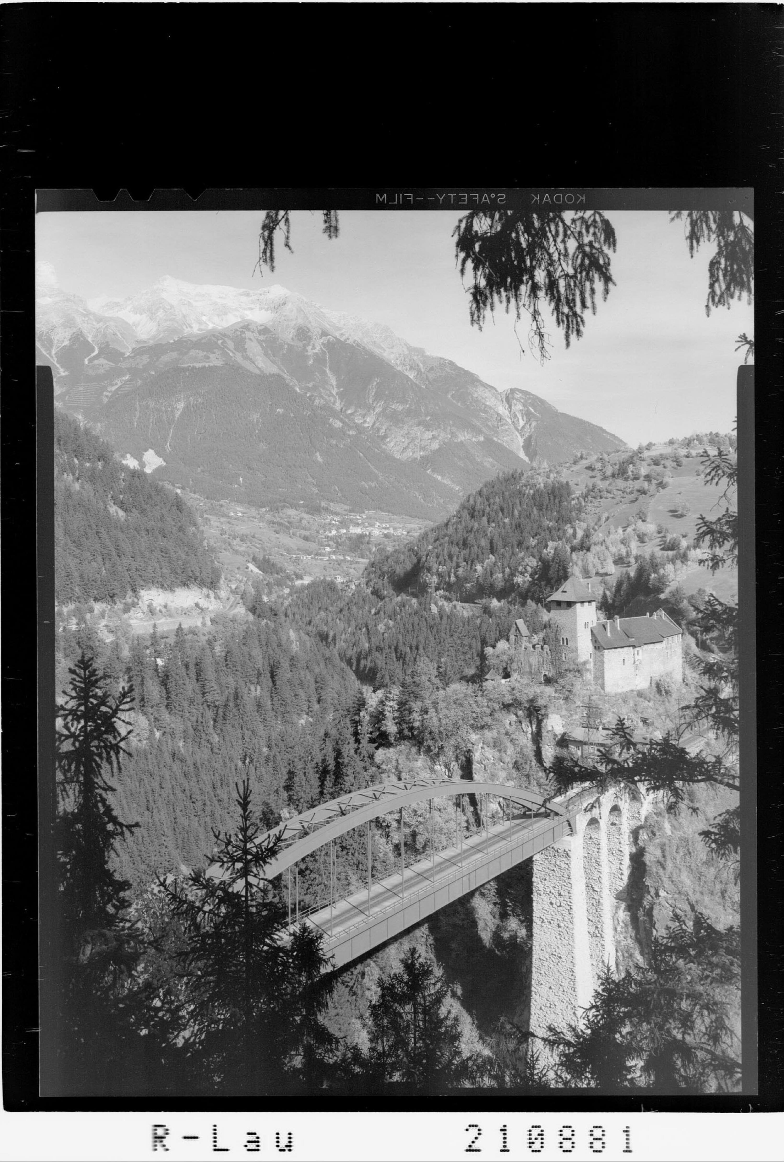 [Trisannabrücke mit Schloss Wiesberg gegen Parseiergruppe Tirol]></div>


    <hr>
    <div class=