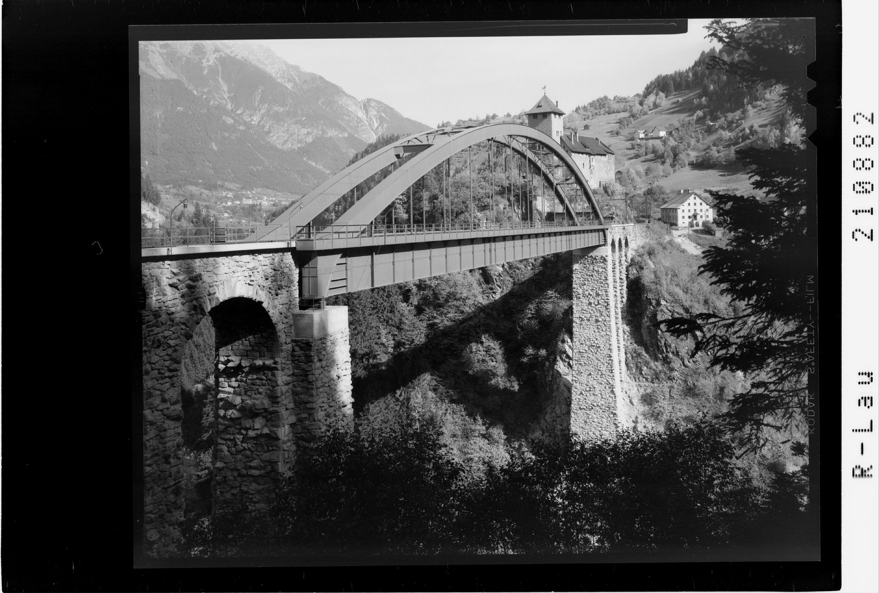 [Trisannabrücke mit Schloss Wiesberg / Tirol]></div>


    <hr>
    <div class=