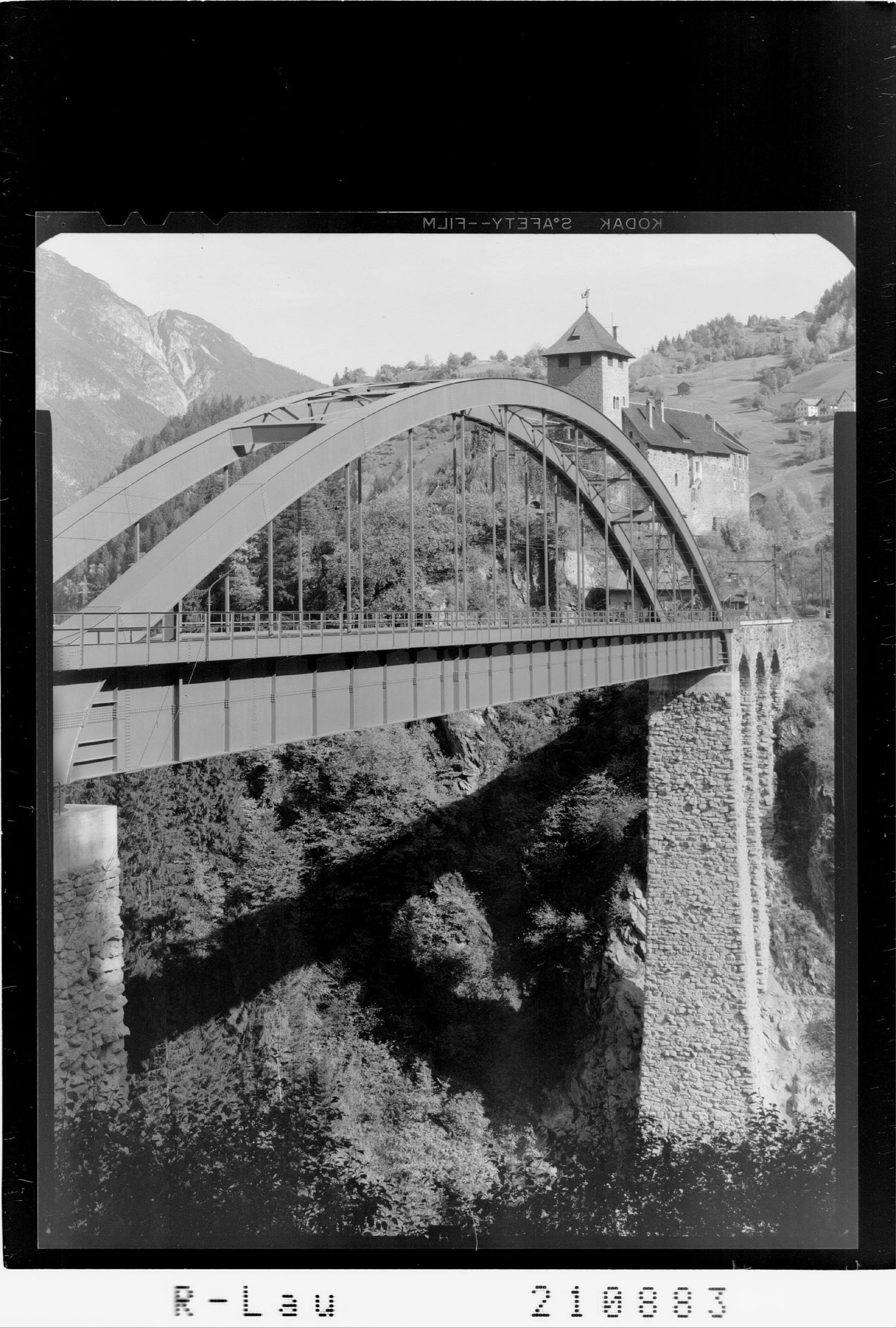 [Trisannabrücke mit Schloss Wiesberg gegen Brandjöchl / Tirol]></div>


    <hr>
    <div class=