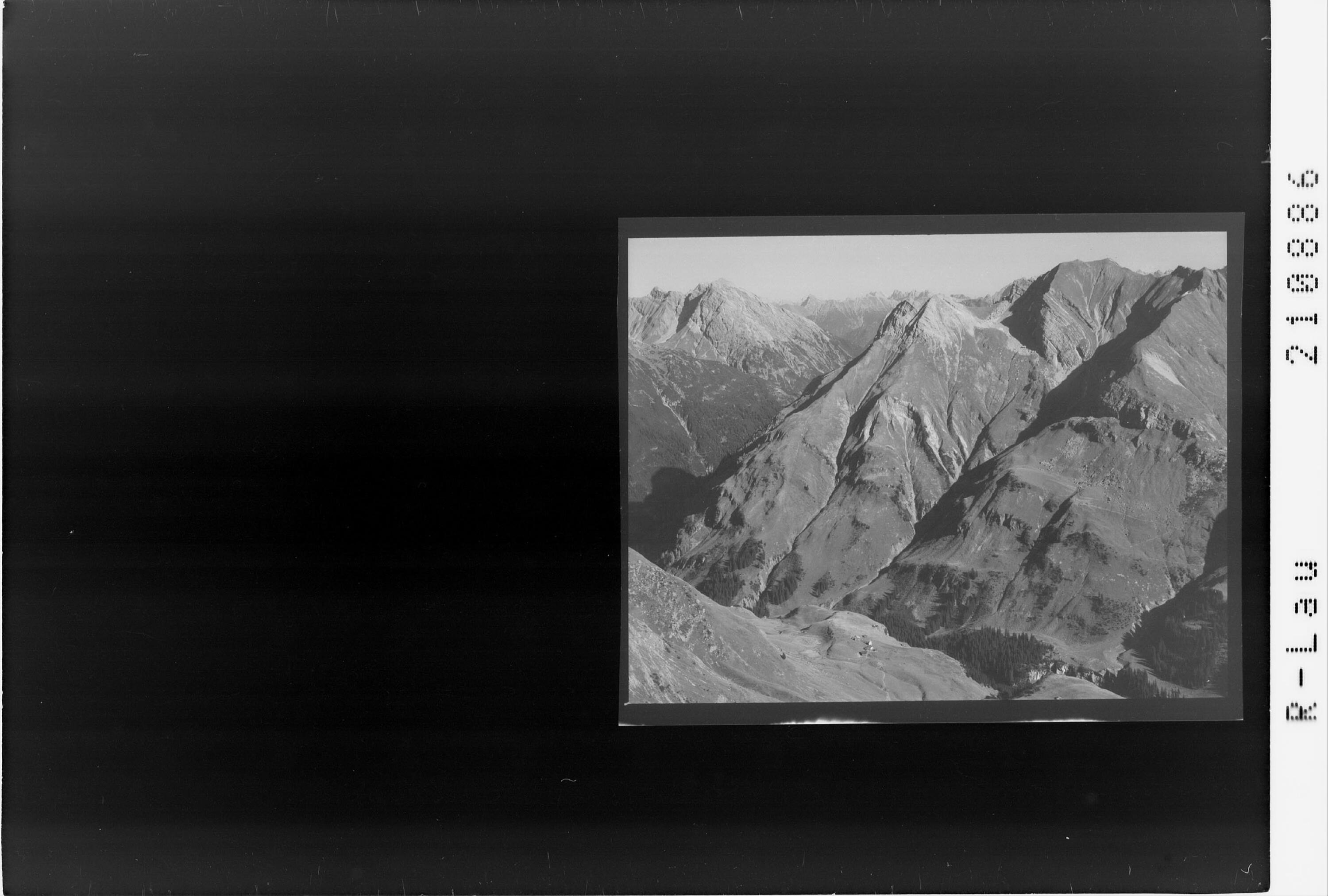 [Bürstegg bei Lech am Arlberg mit Ellbognerspitze und Rappenspitze]></div>


    <hr>
    <div class=