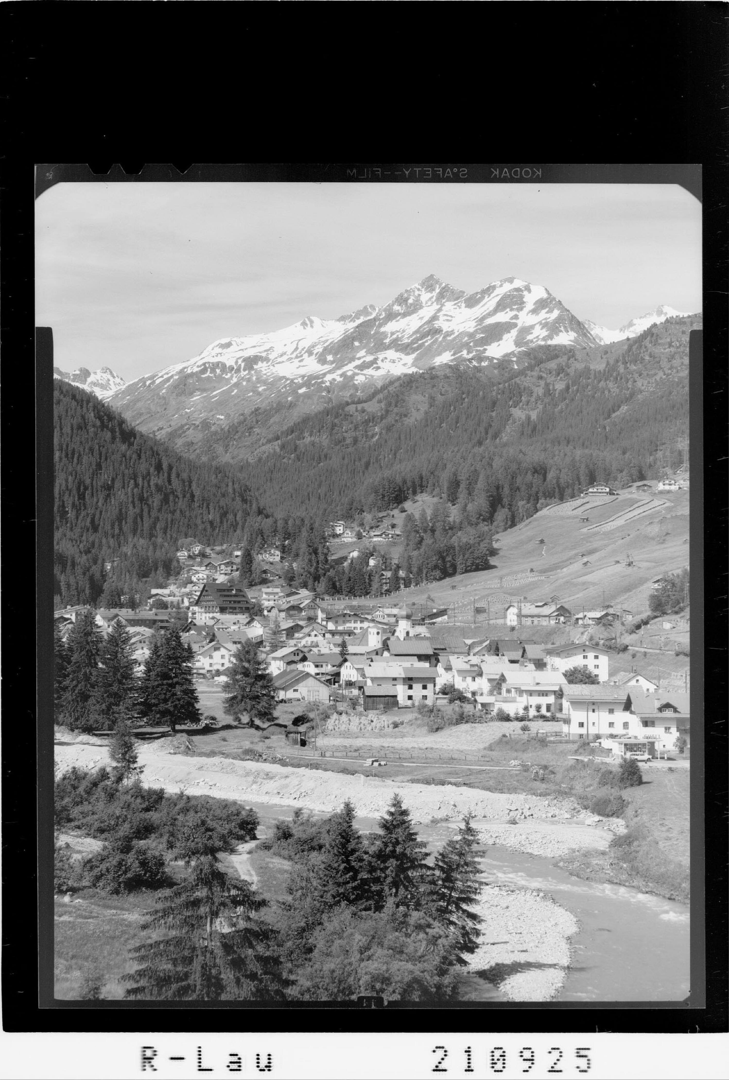[St.Anton am Arlberg mit Gstans Kopf und Kaltenberg / Tirol]></div>


    <hr>
    <div class=