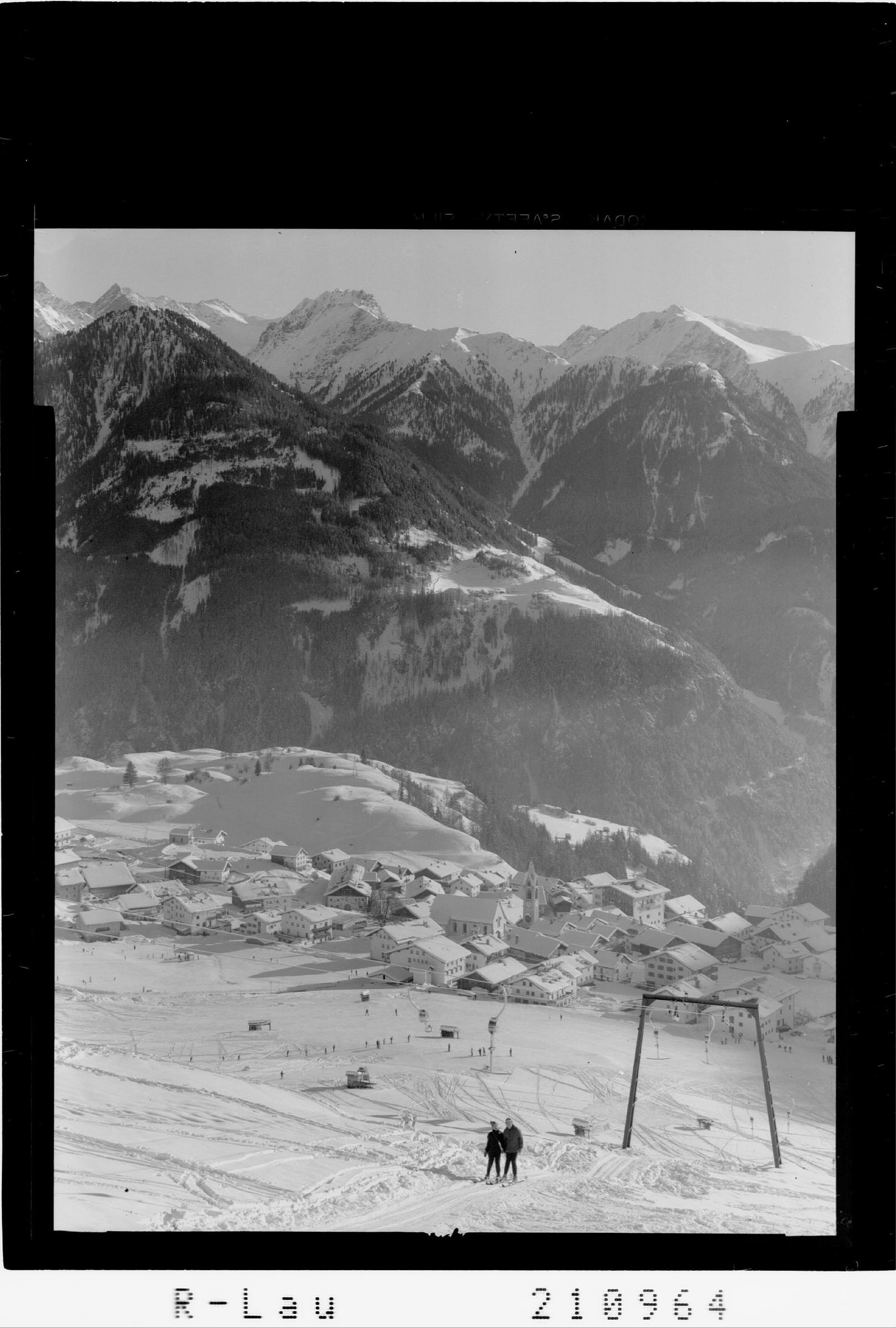 [Serfaus im Oberinntal mit Blick zum GLockturmkamm / Tirol]></div>


    <hr>
    <div class=